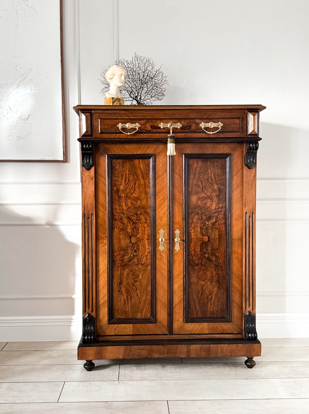 ANTIKER VERTIKOSCHRANK IN NUSSBAUM GRÜNDERZEIT