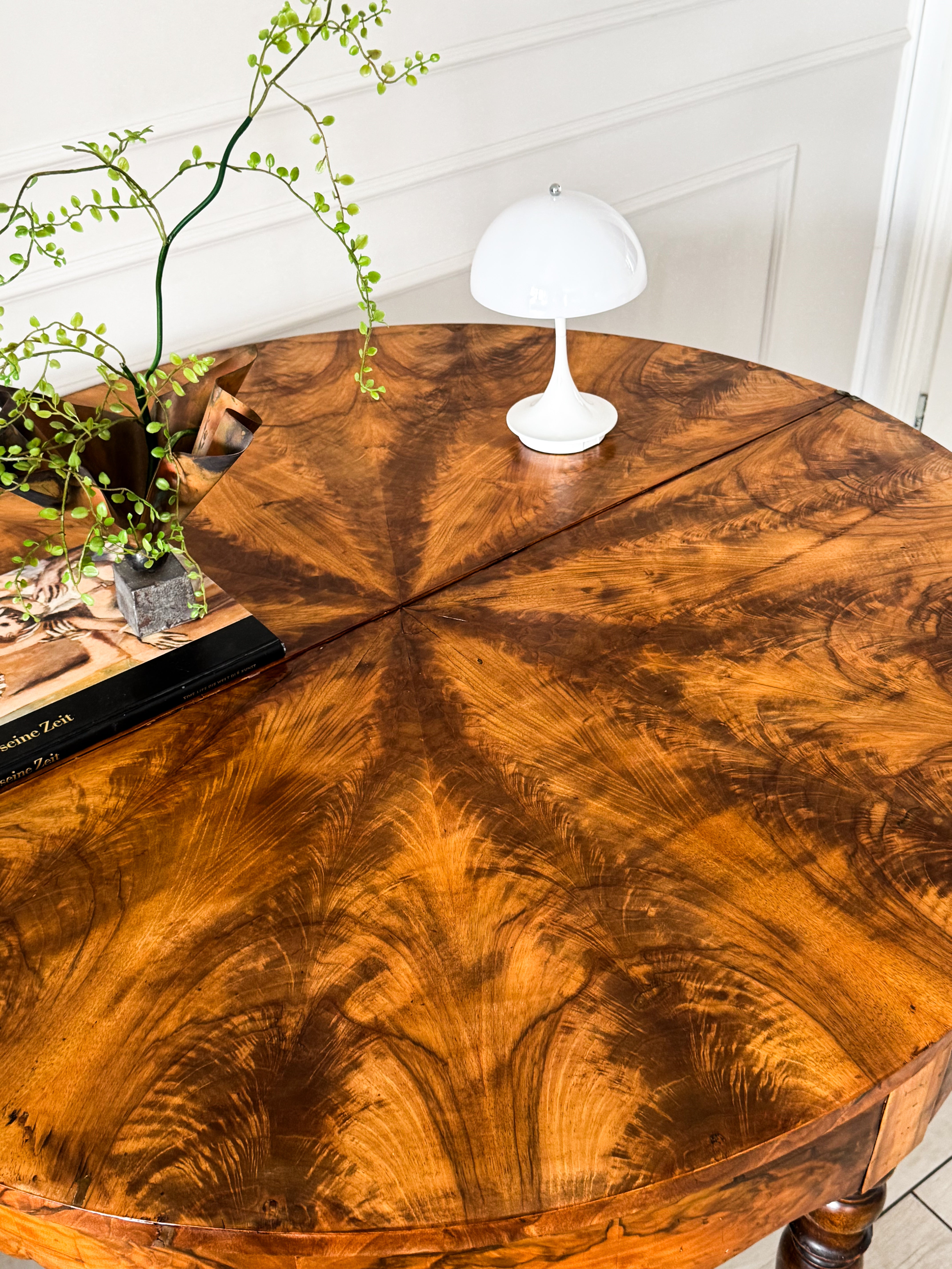 ANTIKER DEMI LUNE TISCH NUSSBAUM MIT SCHÖNER MASERUNG