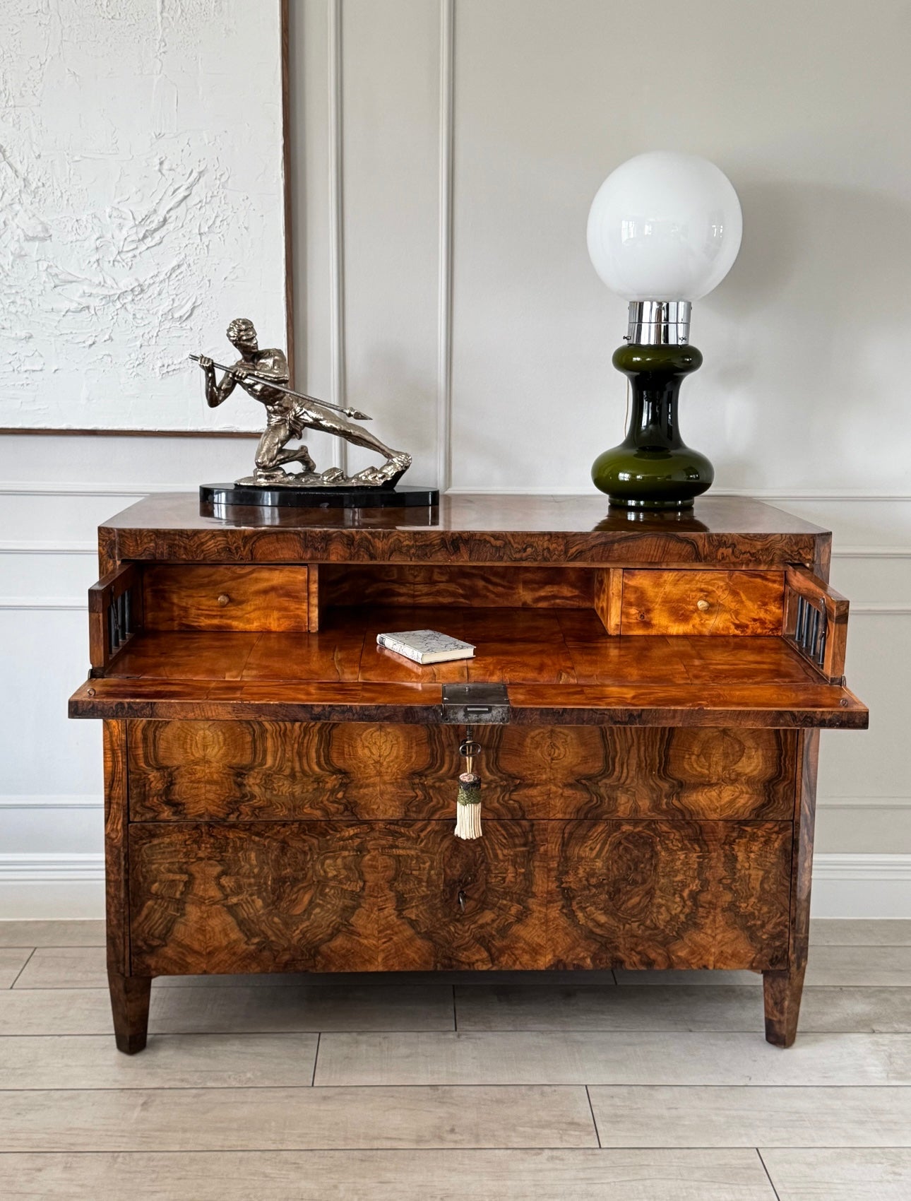 AUSGEFALLENE ELEGANTE BIEDERMEIER SCHREIBKOMMODE NUSSBAUM