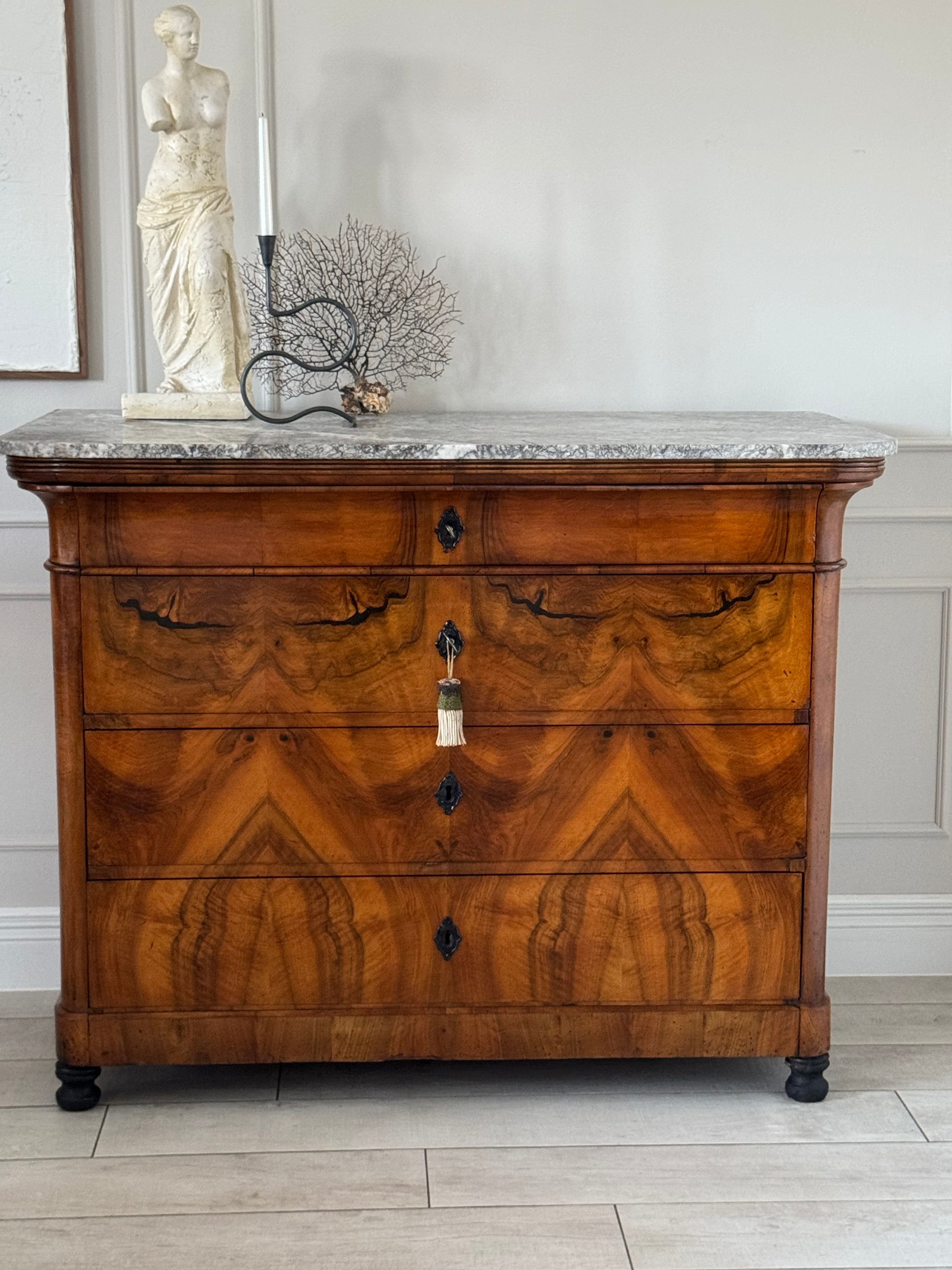ANTIKE BIEDERMEIER KOMMODE MIT MARMORPLATTE NUSSBAUM SCHÖNE MASERUNG