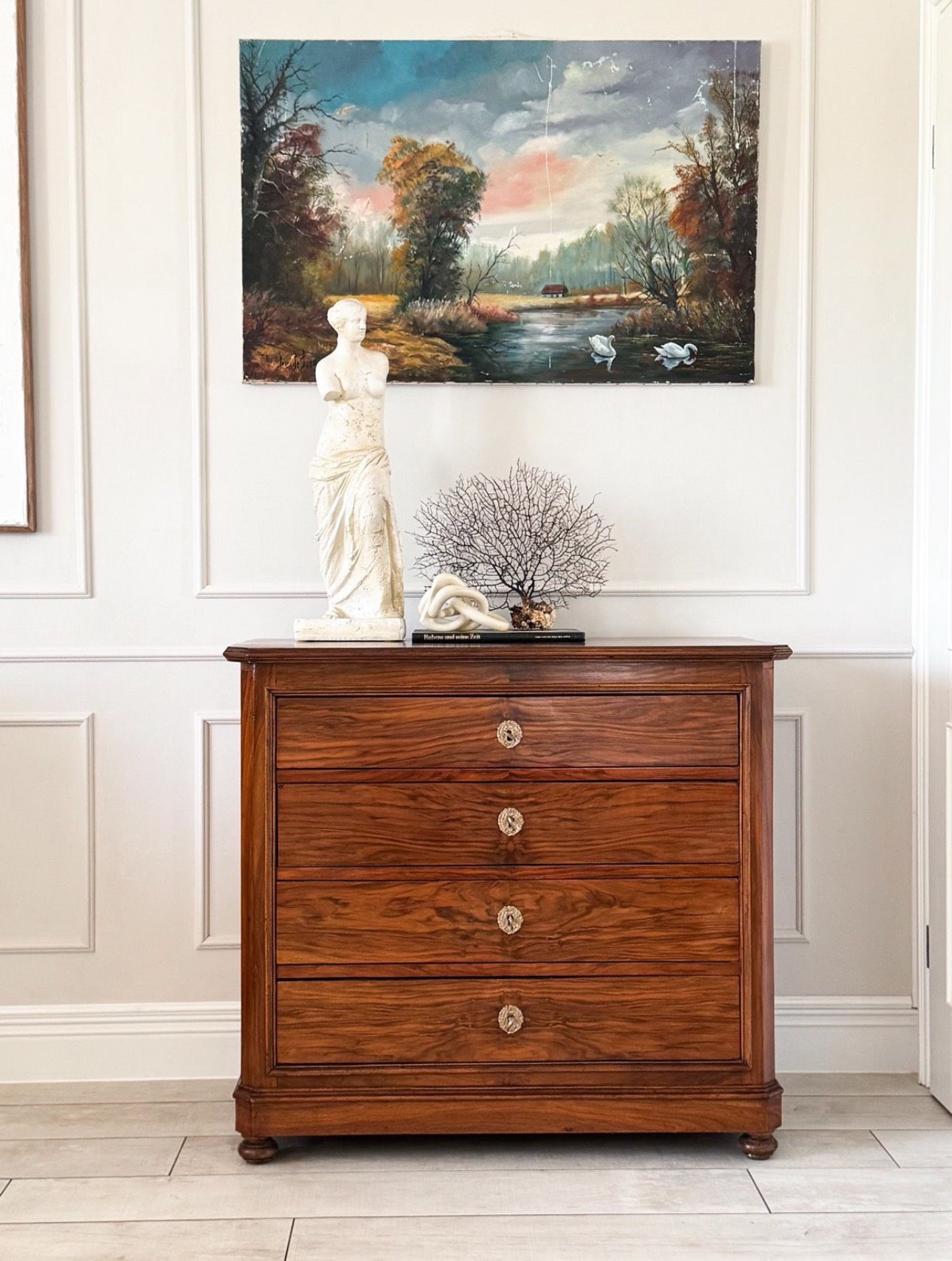 ANTIQUE BEAUTIFUL CHEST OF DRAWERS MADE OF WALNUT