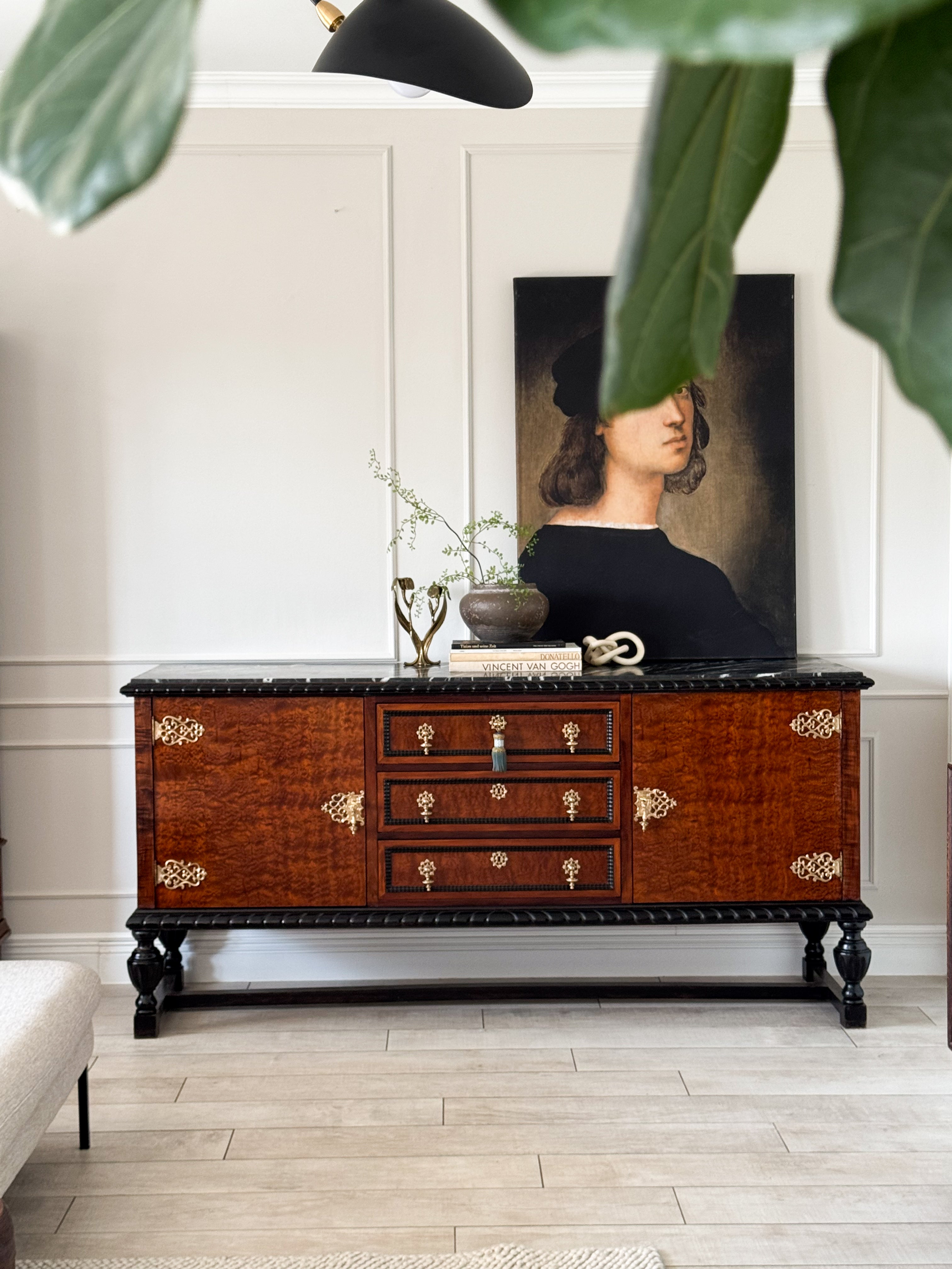 AUSGEFALLENES ANTIKES SIDEBOARD MIT MARMORPLATTE