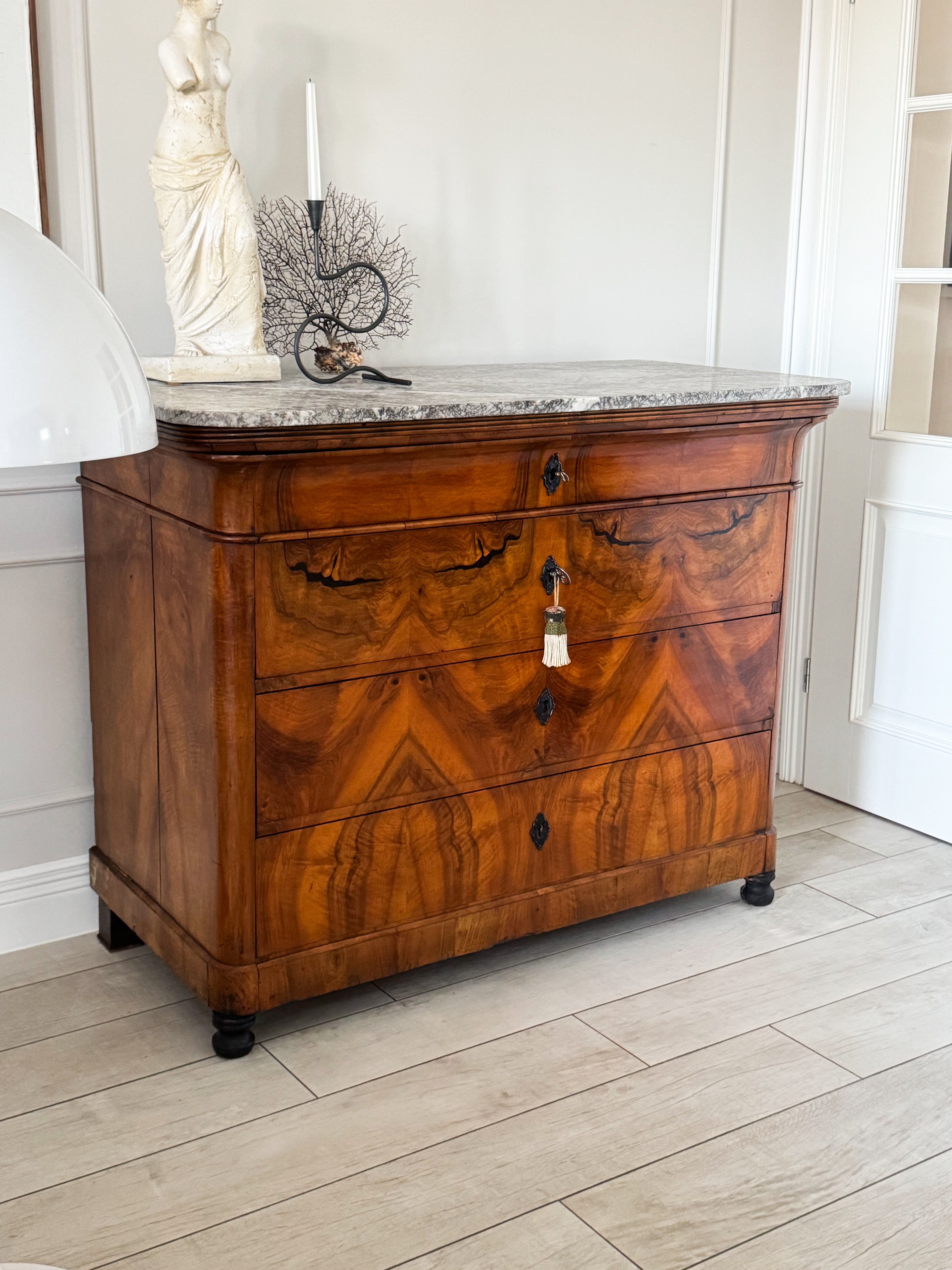 ANTIKE BIEDERMEIER KOMMODE MIT MARMORPLATTE NUSSBAUM SCHÖNE MASERUNG