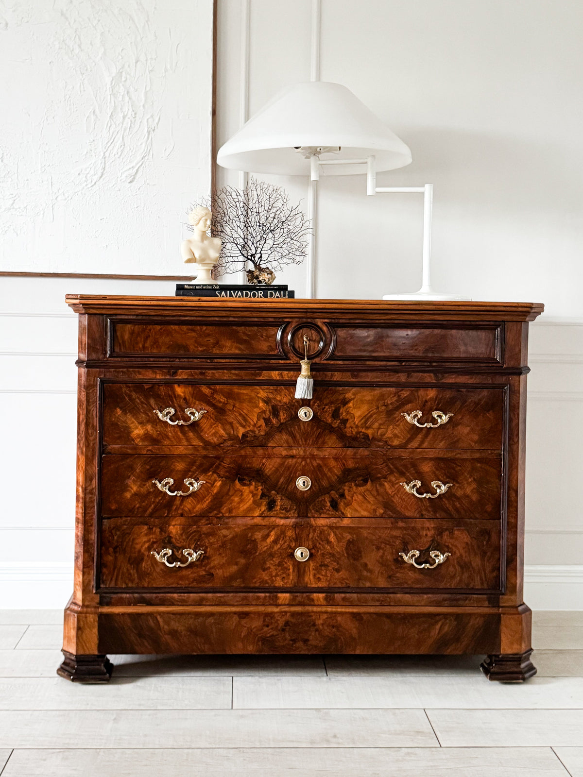 ELEGANT ANTIQUE FRENCH WALNUT COMMODE
