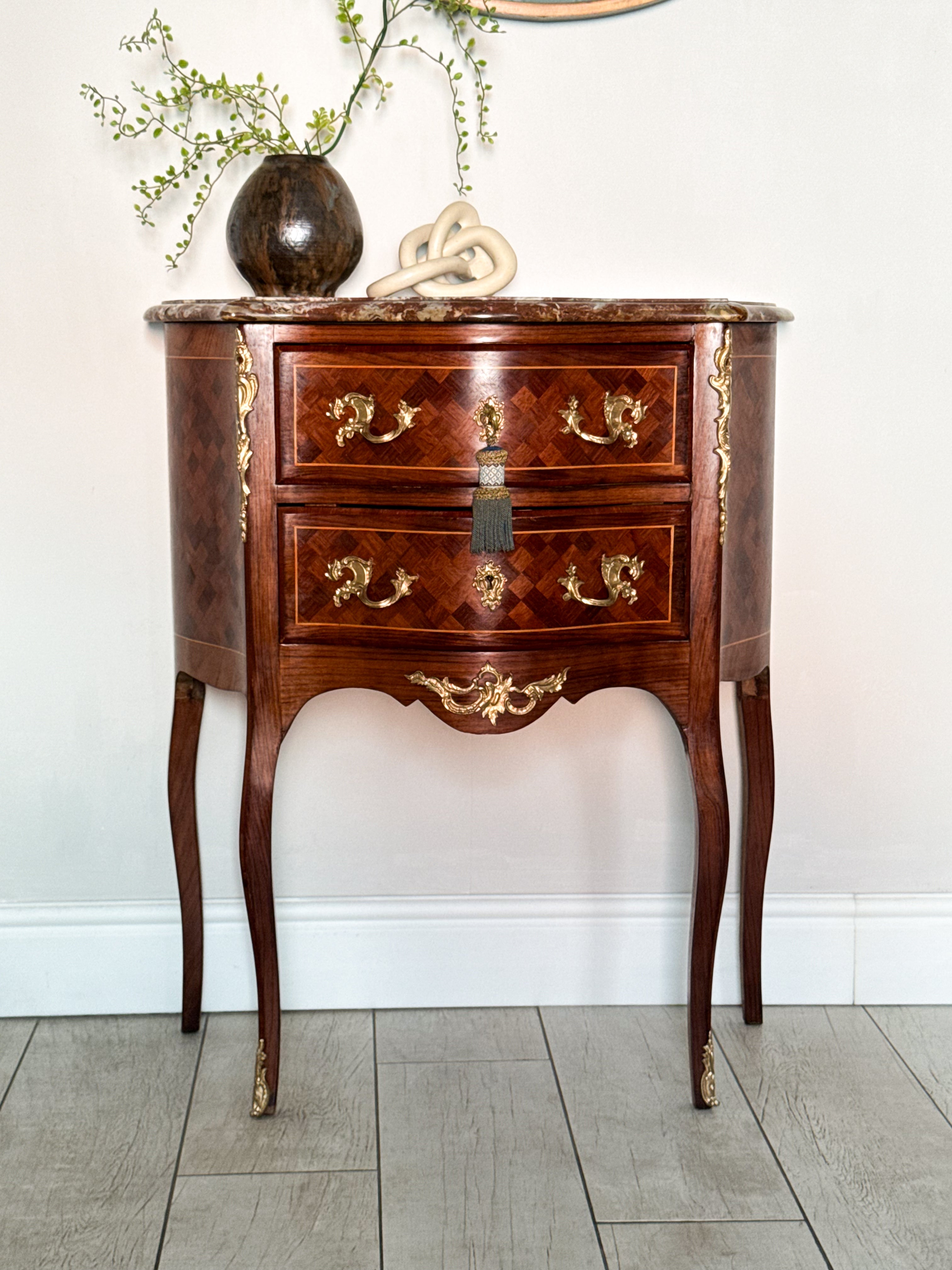 ANTIKE FRANZÖSISCHE KOMMODE MIT MARMORPLATTE INTARSIERT