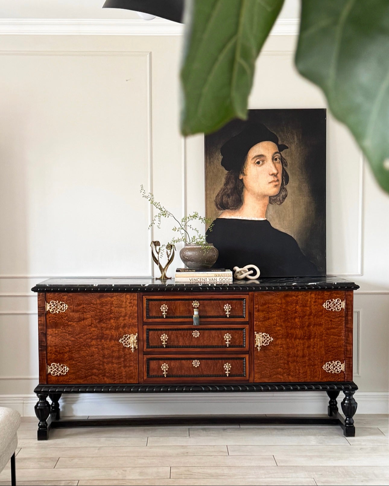 AUSGEFALLENES ANTIKES SIDEBOARD MIT MARMORPLATTE