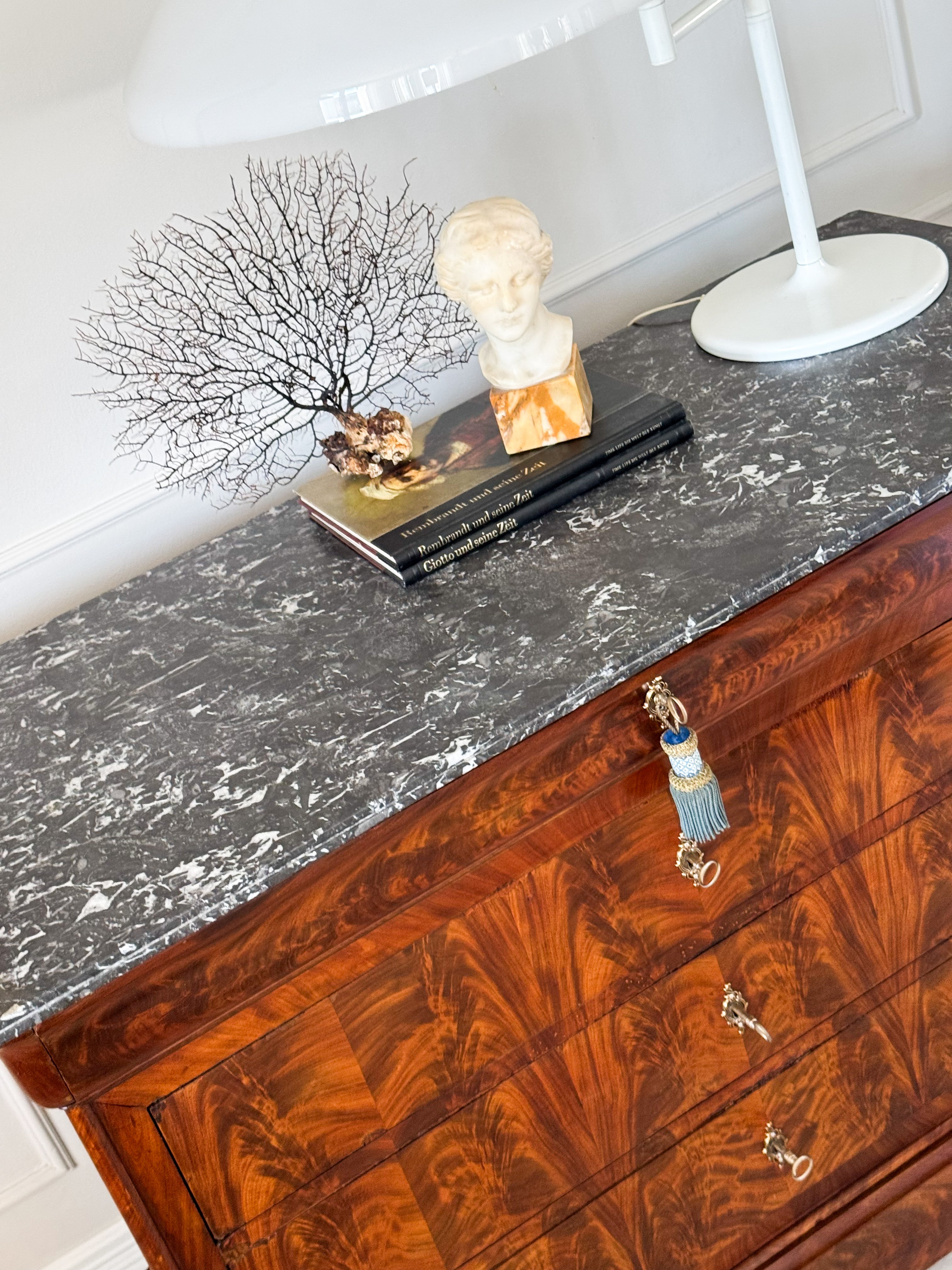 ANTIKE BIEDERMEIER KOMMODE MIT MARMORPLATTE