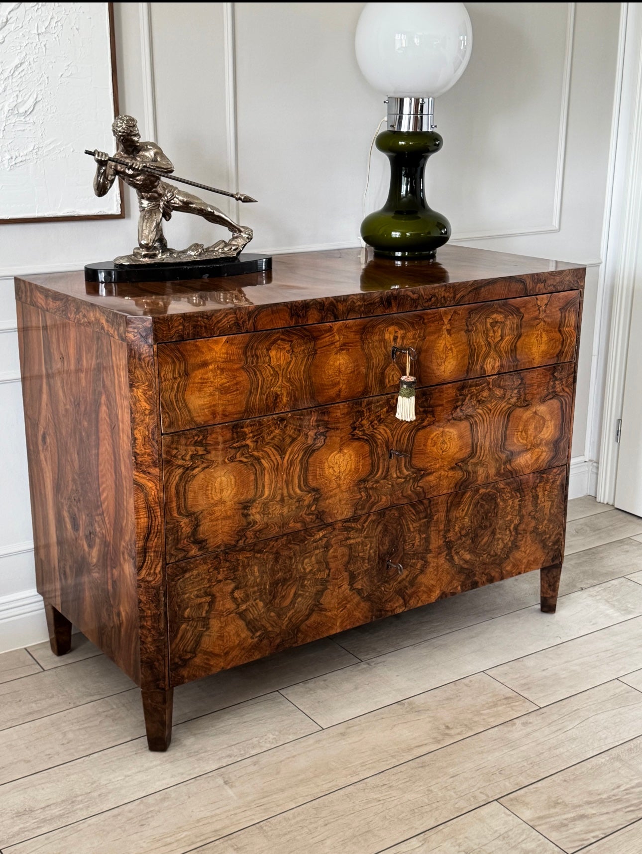 AUSGEFALLENE ELEGANTE BIEDERMEIER SCHREIBKOMMODE NUSSBAUM