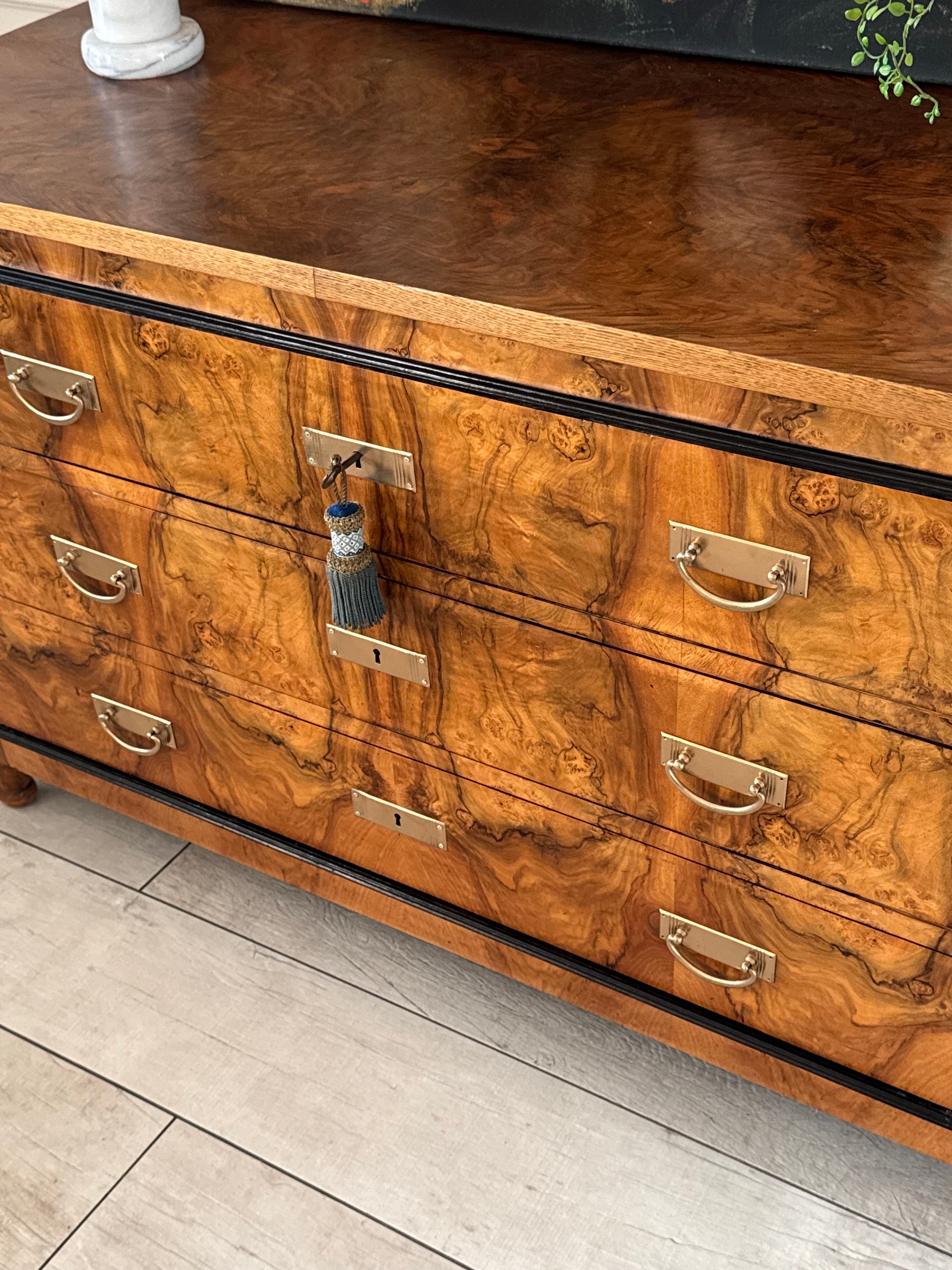 ANTIKE FRANZÖSISCHE KOMMODE AUS NUSSBAUM