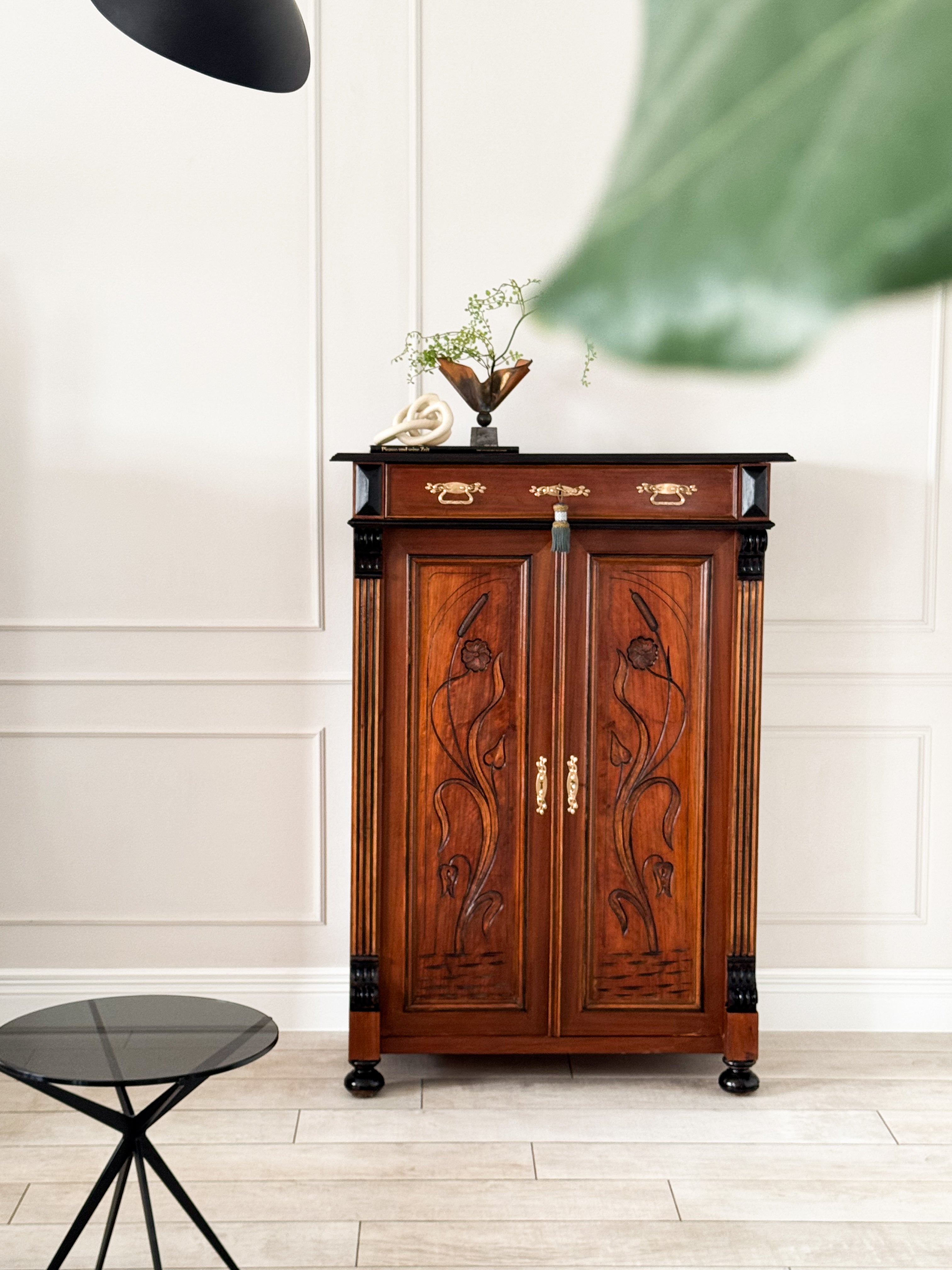 ANTIKER VERTIKOSCHRANK IN NUSSBAUM GRÜNDERZEIT