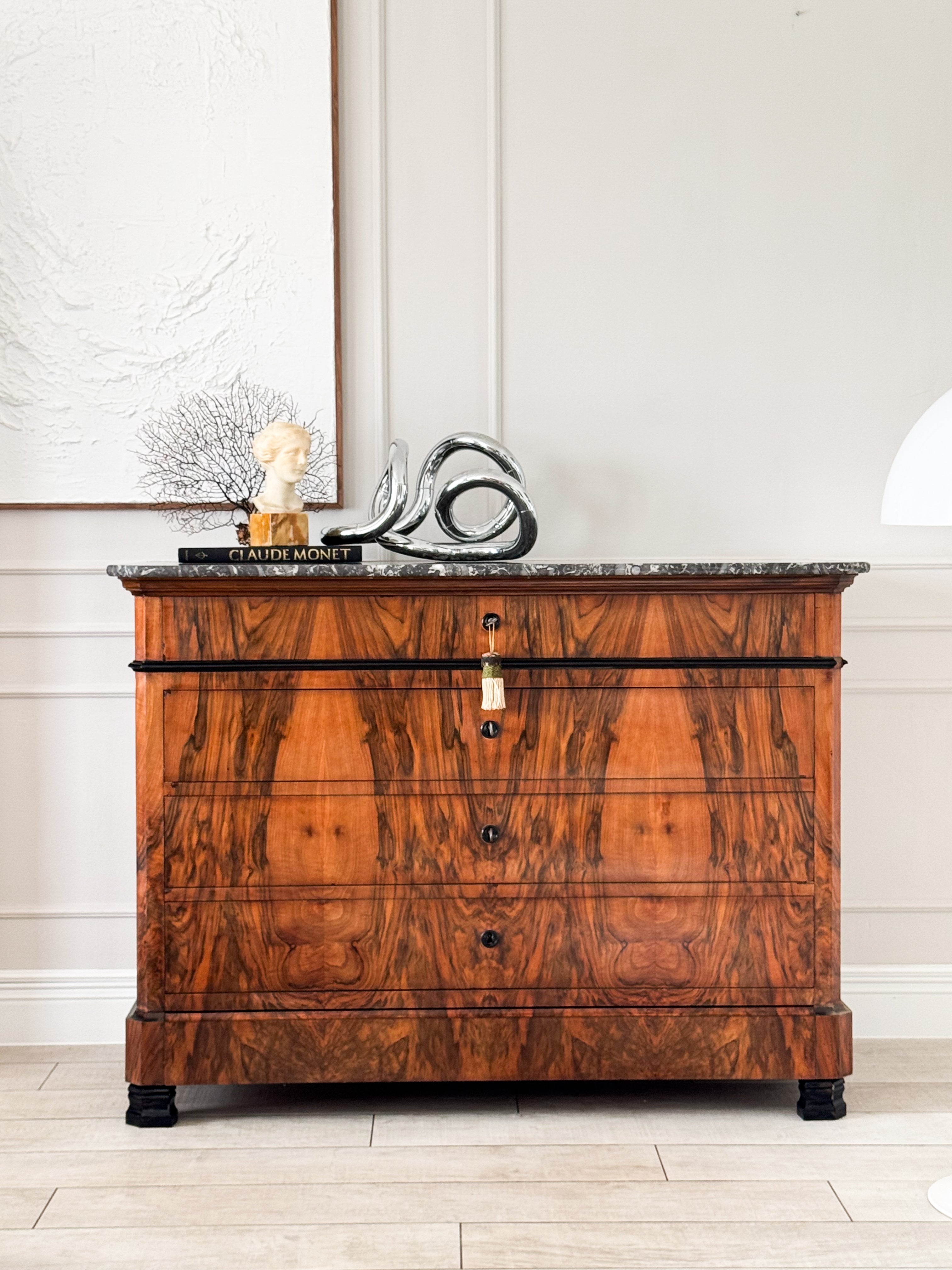 ANTIKE FRANZÖSISCHE KOMMODE AUS NUSSBAUM MIT MARMORPLATTE