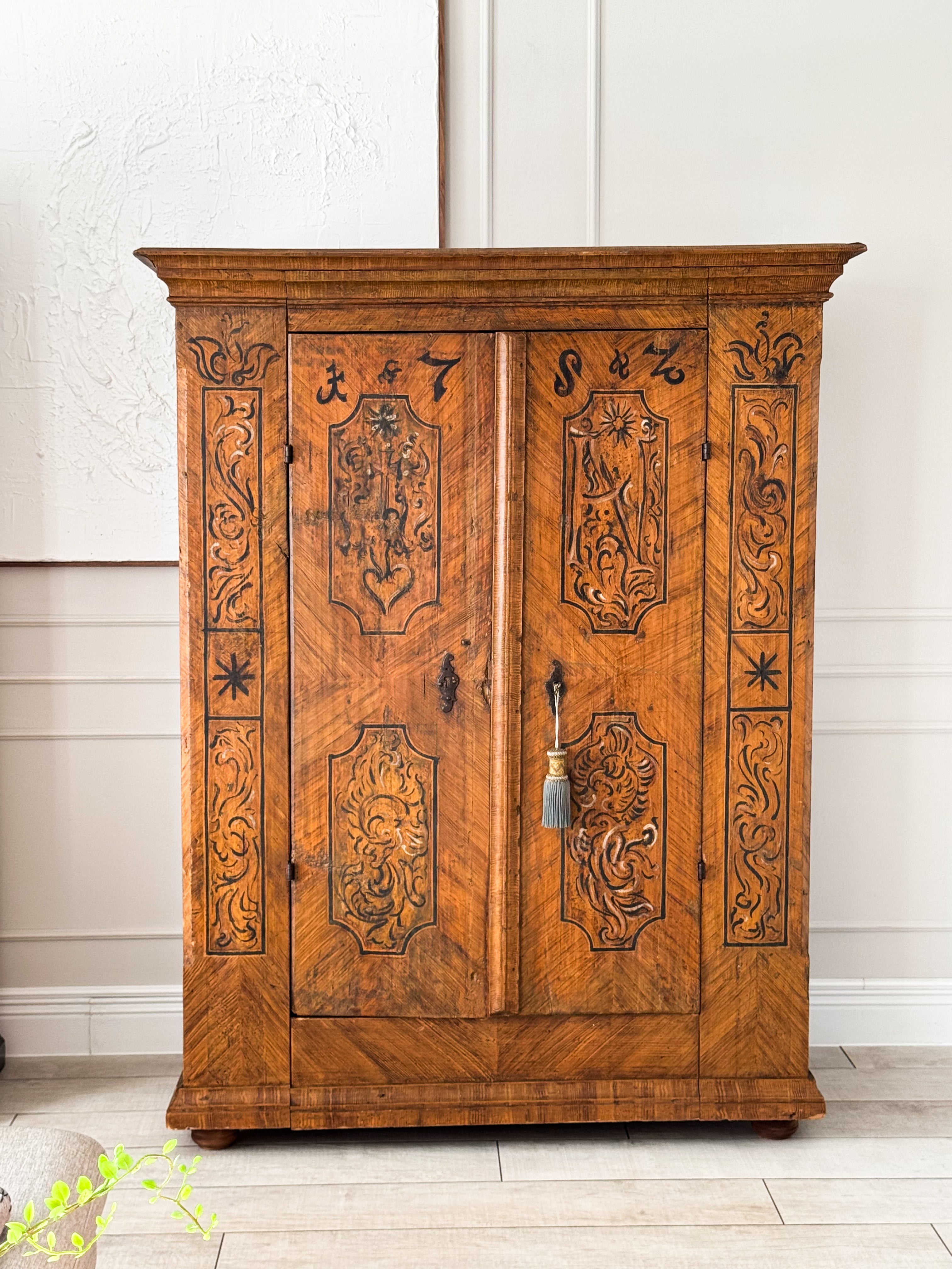 ANTIKER BAUERNSCHRANK AUS DER BAROCKZEIT HANDBEMALT 1782