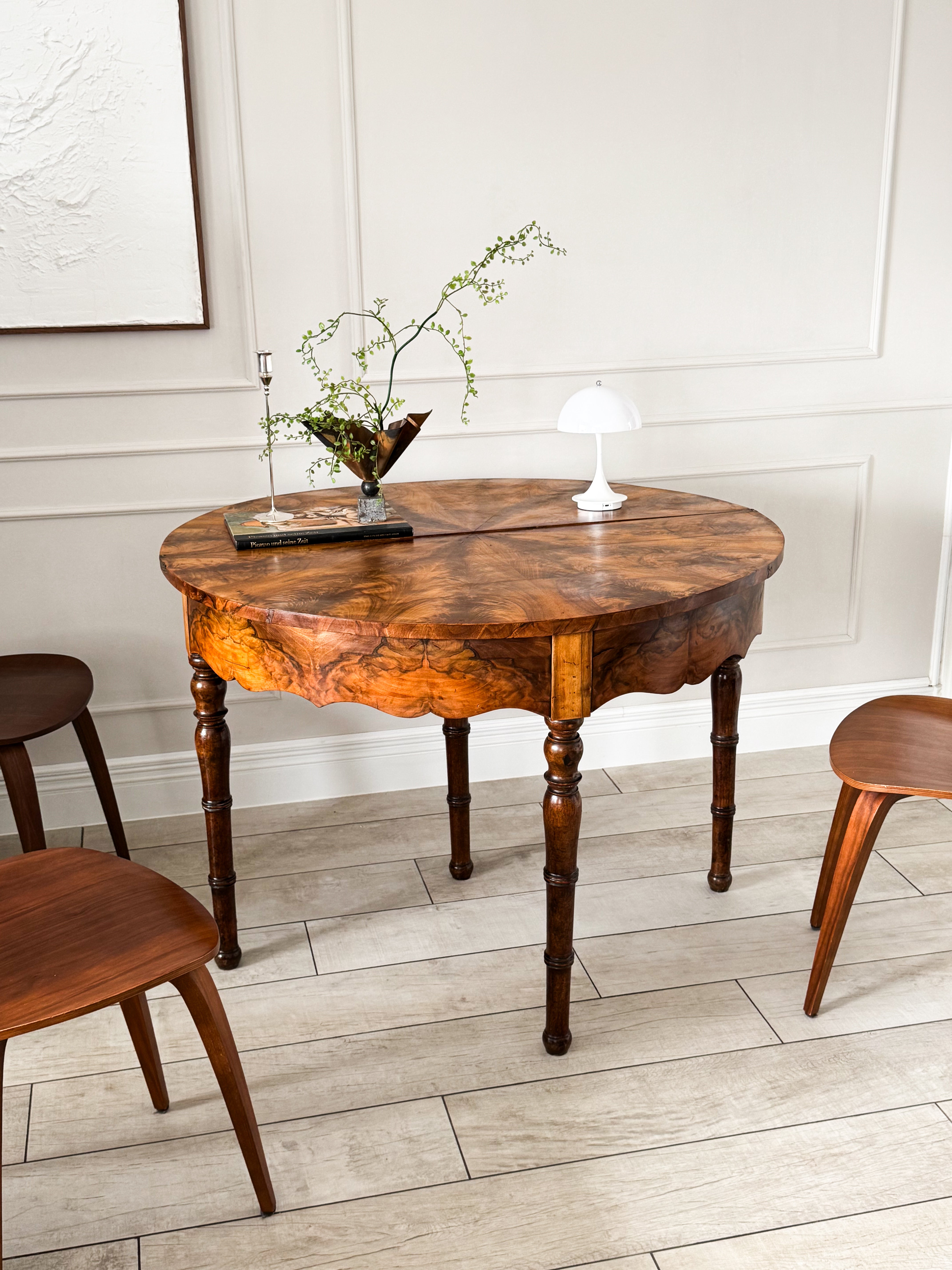 ANTIKER DEMI LUNE TISCH NUSSBAUM MIT SCHÖNER MASERUNG
