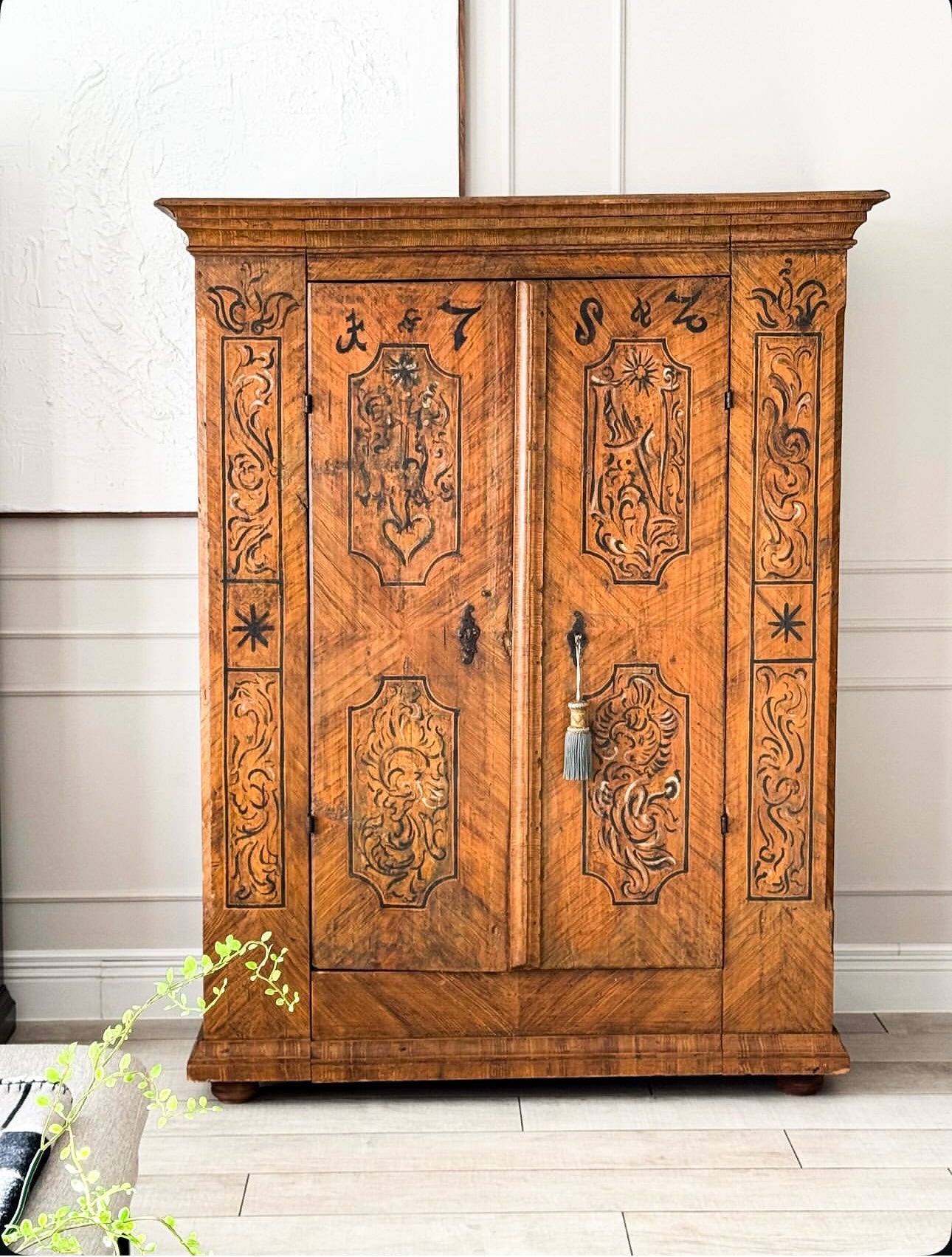 ANTIKER BAUERNSCHRANK AUS DER BAROCKZEIT HANDBEMALT 1782