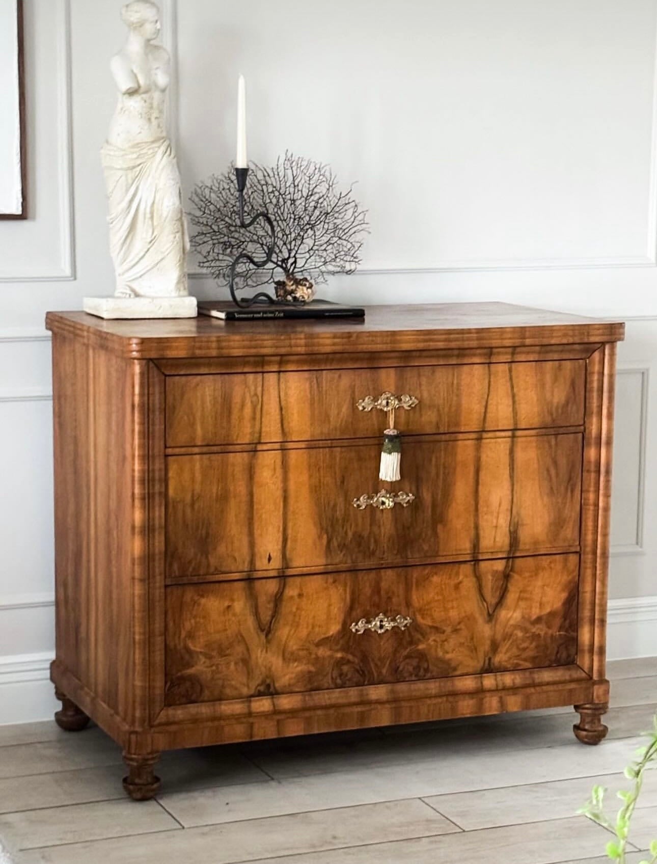 HÜBSCHE ANTIKE BIEDERMEIER KOMMODE NUSSBAUM