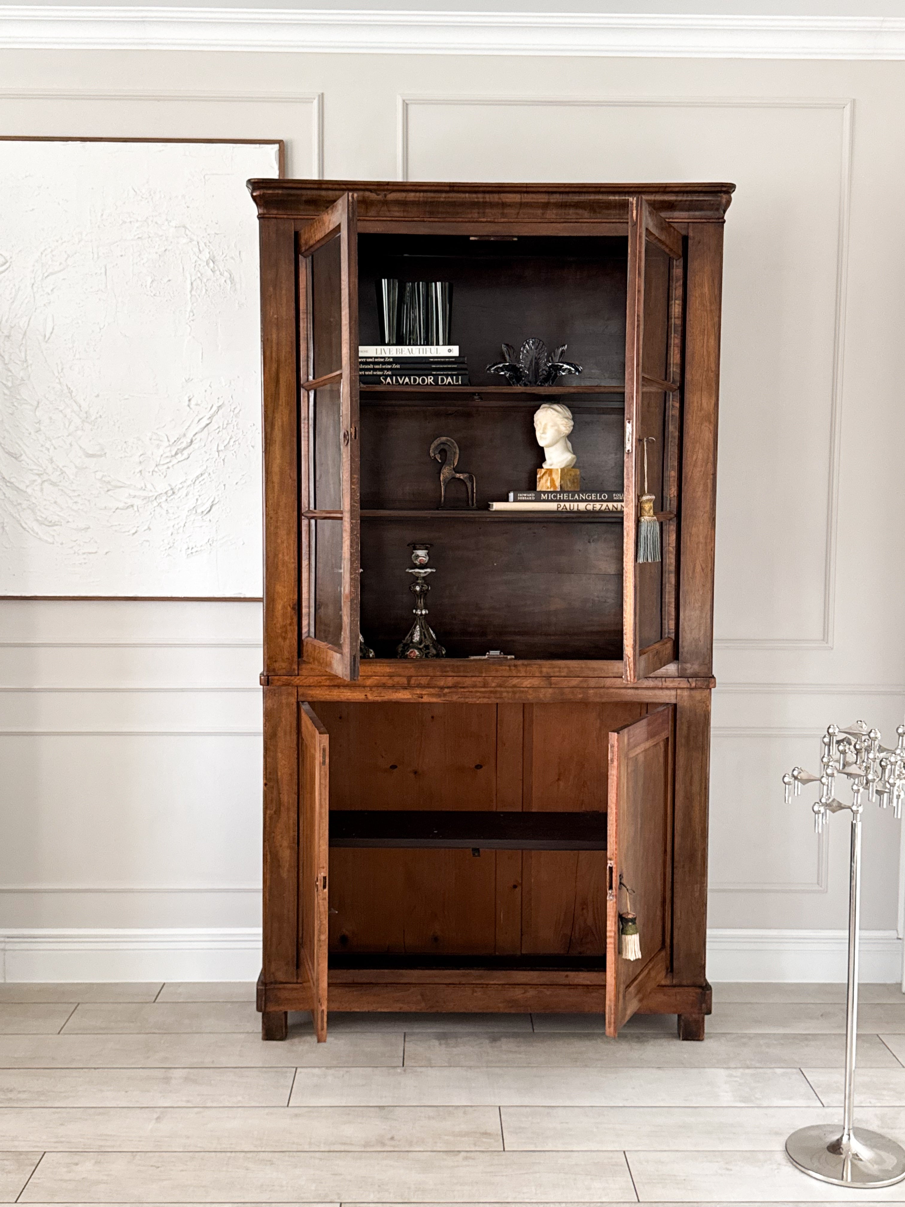 ANTIKER BIEDERMEIER VITRINENSCHRANK BÜCHERSCHRANK NUSSBAUM