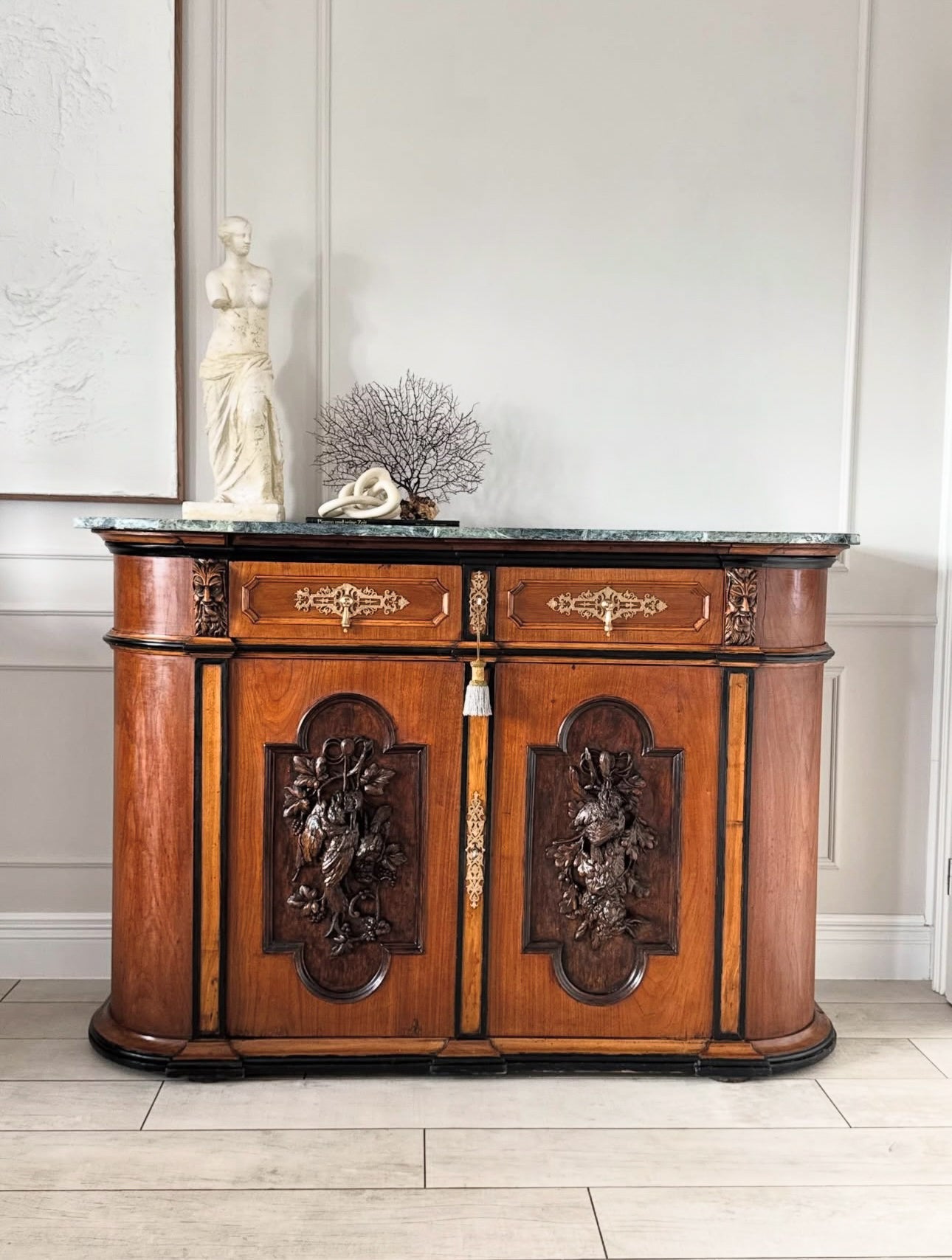 AUSGEFALLENE ANTIKE ANRICHTE MIT MARMORPLATTE