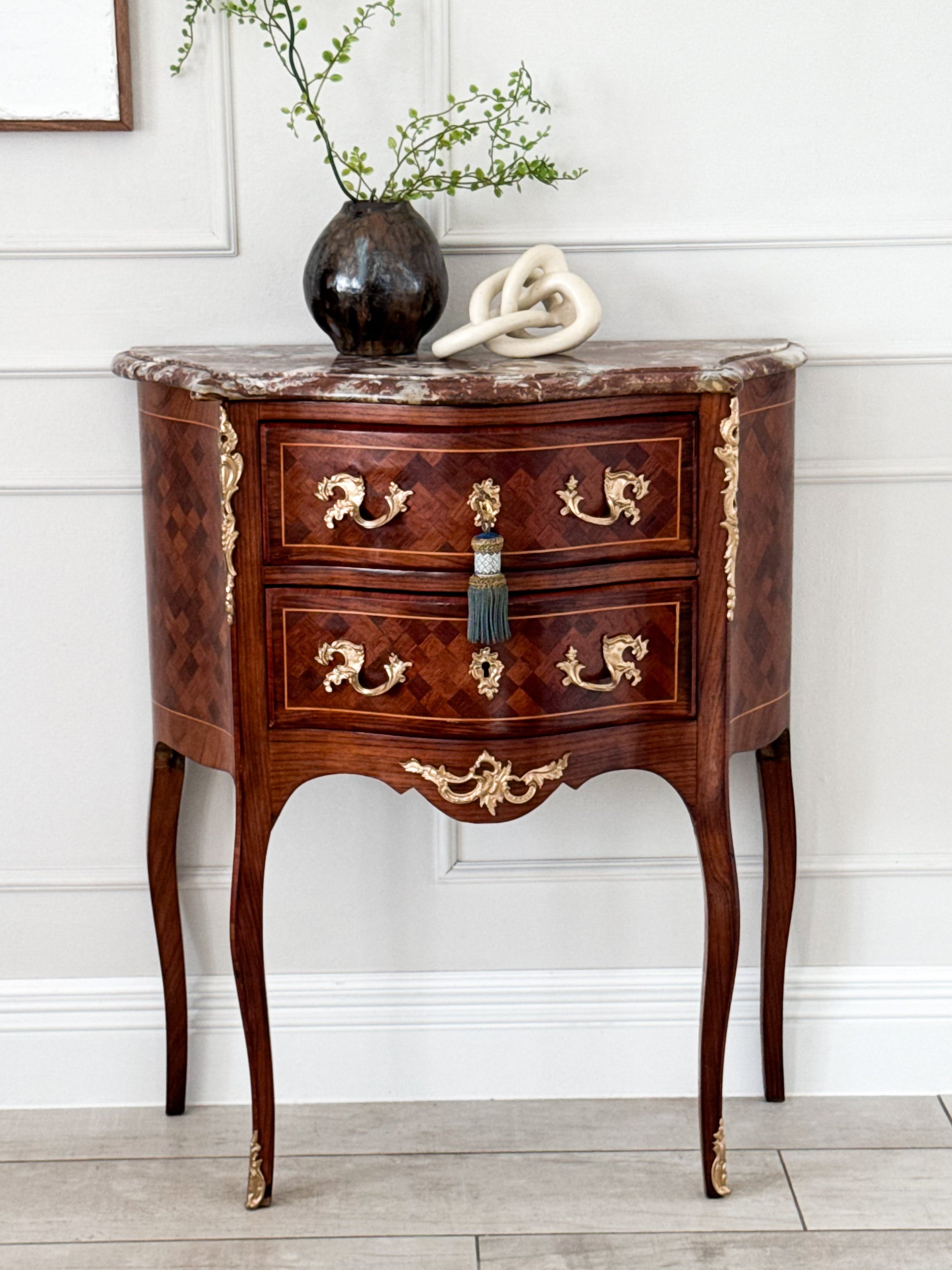 ANTIKE FRANZÖSISCHE KOMMODE MIT MARMORPLATTE INTARSIERT