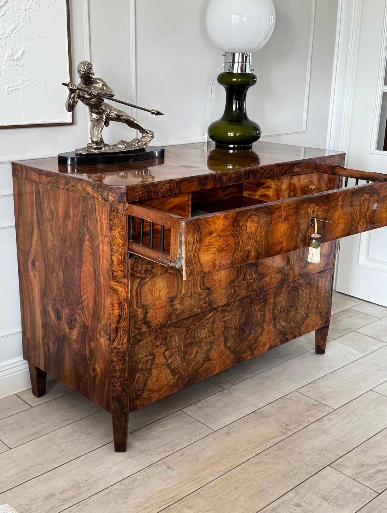 AUSGEFALLENE ELEGANTE BIEDERMEIER SCHREIBKOMMODE NUSSBAUM