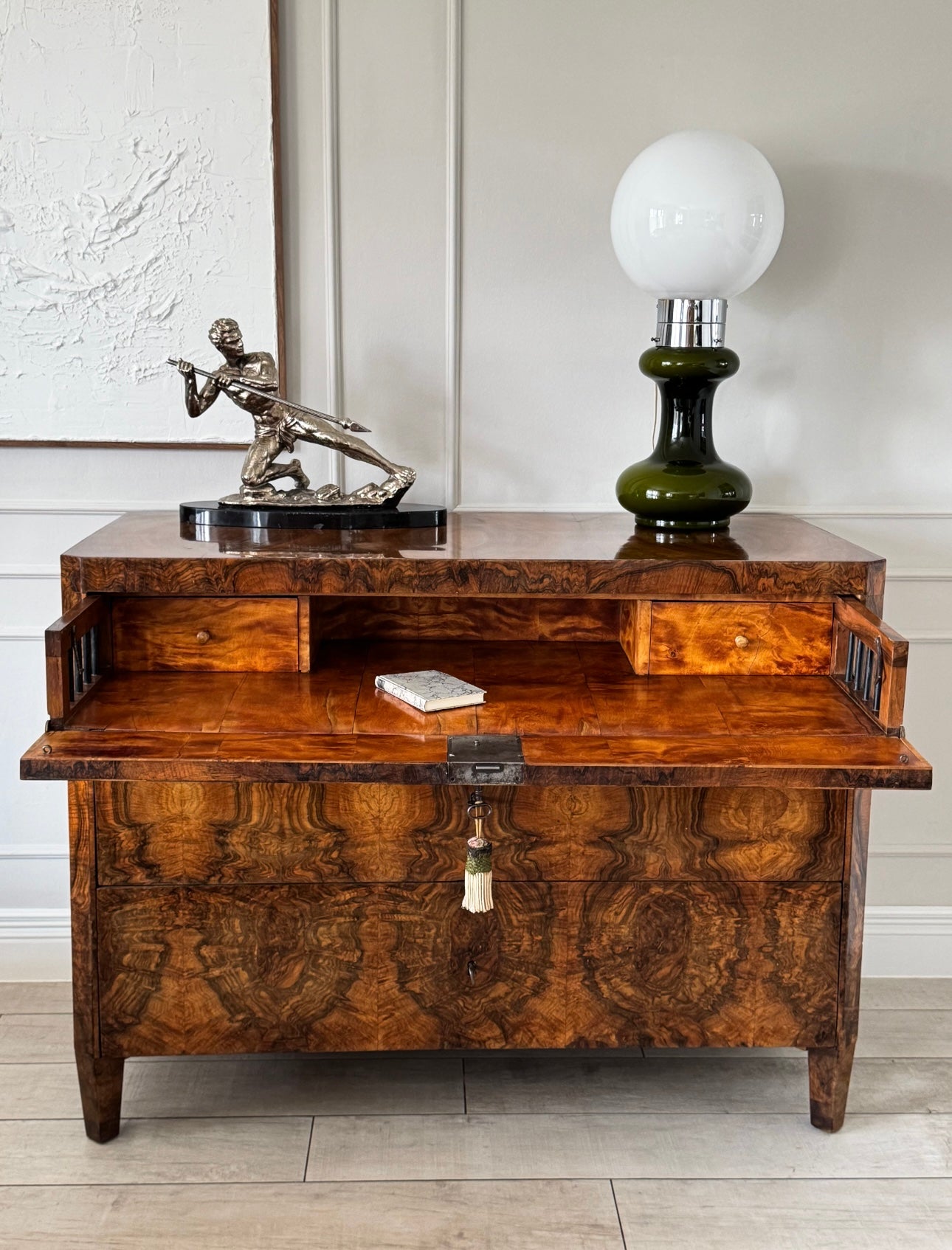 AUSGEFALLENE ELEGANTE BIEDERMEIER SCHREIBKOMMODE NUSSBAUM
