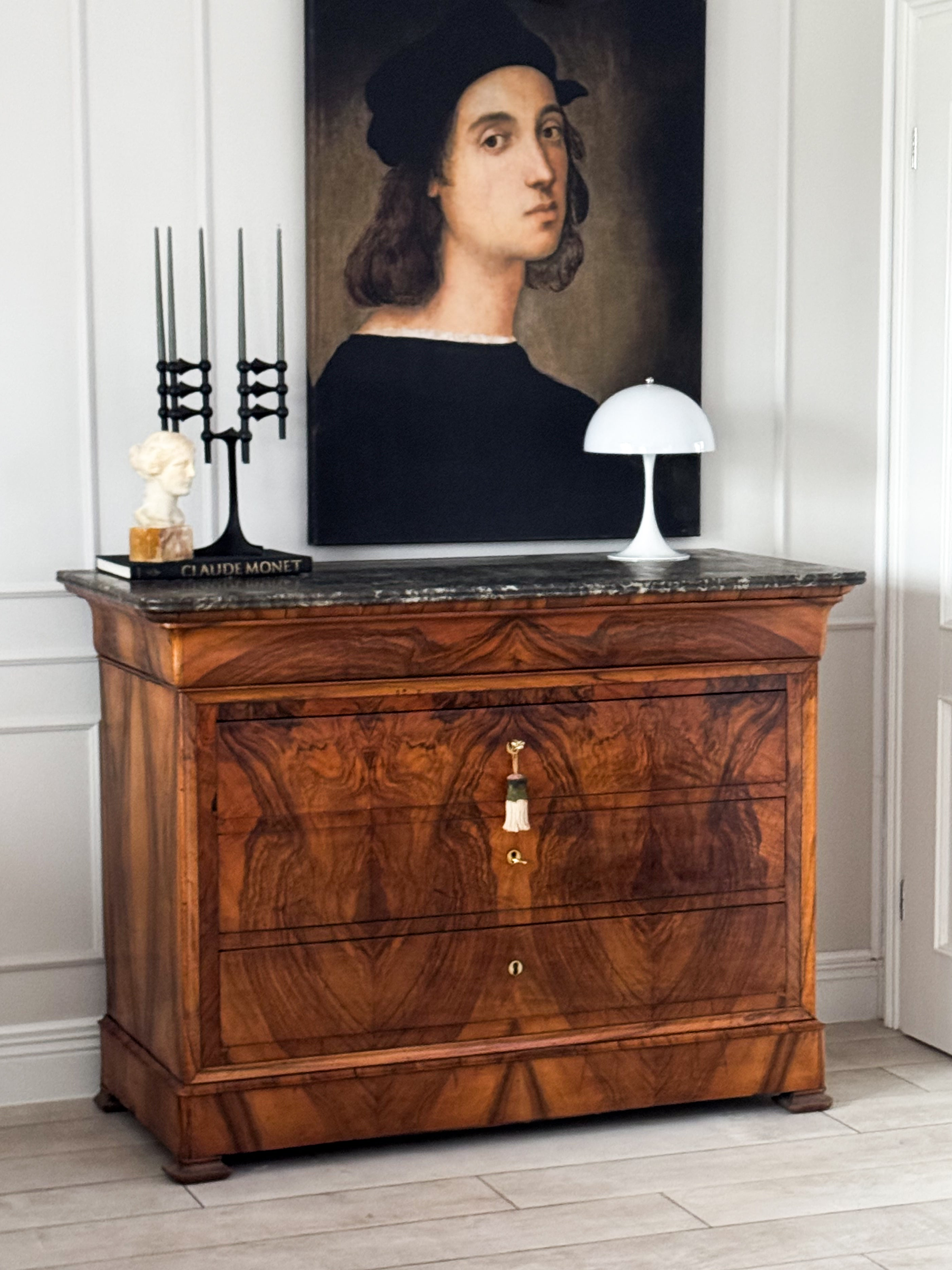 ANTIKE FRANZÖSISCHE KOMMODE AUS NUSSBAUM MIT MARMORPLATTE