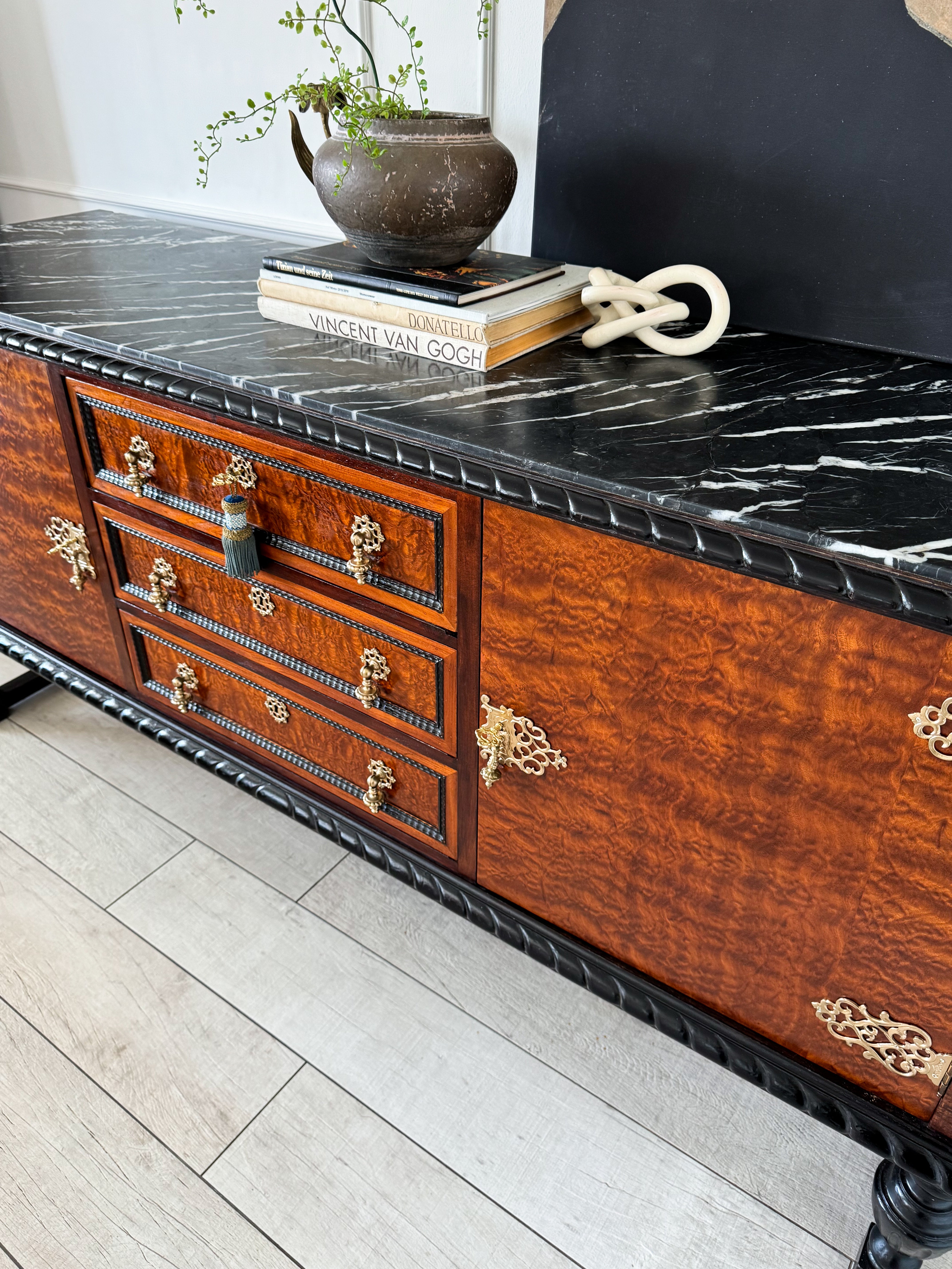 AUSGEFALLENES ANTIKES SIDEBOARD MIT MARMORPLATTE