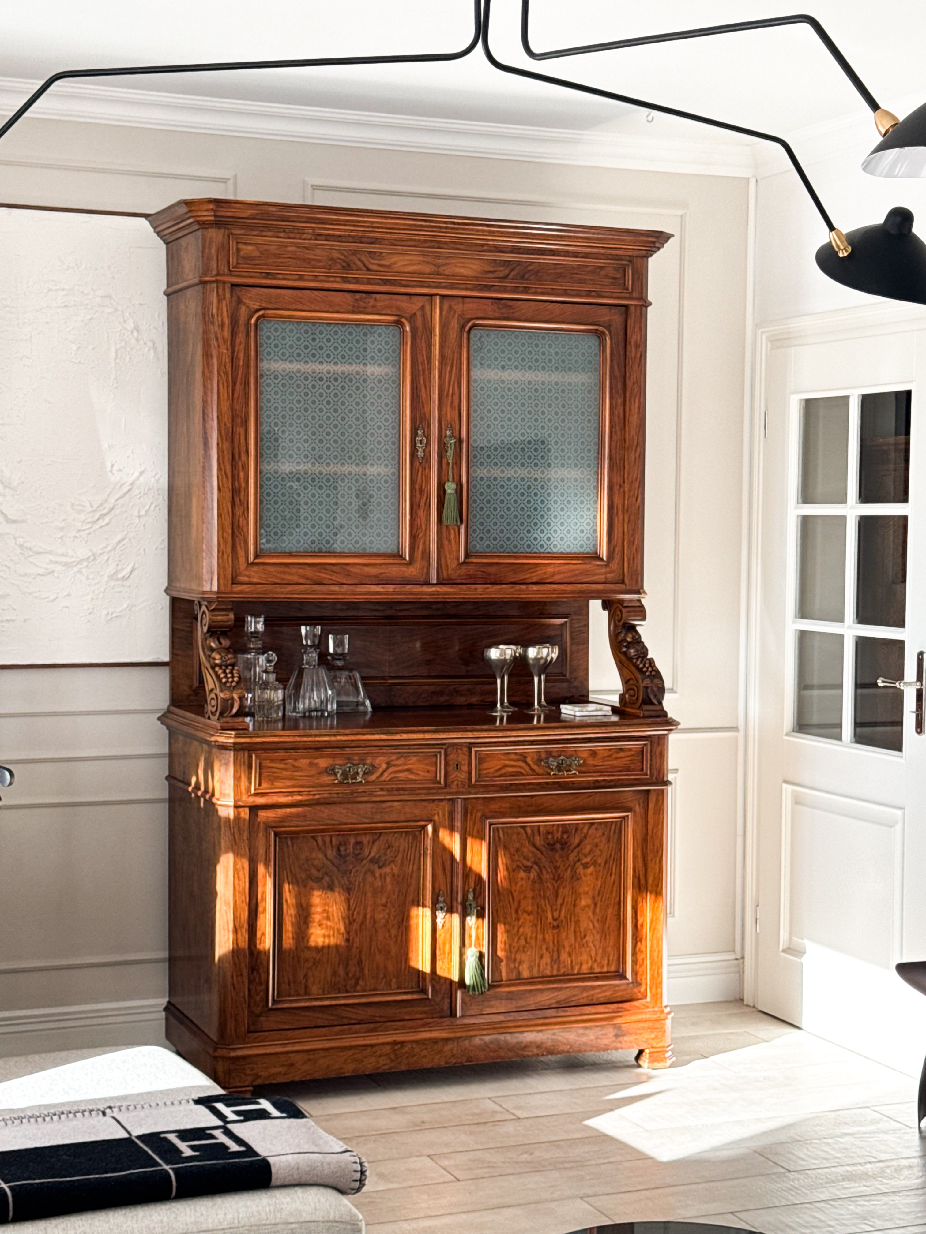 ANTIKER FRANZÖSISCHER BUFFETSCHRANK AUS NUSSBAUM