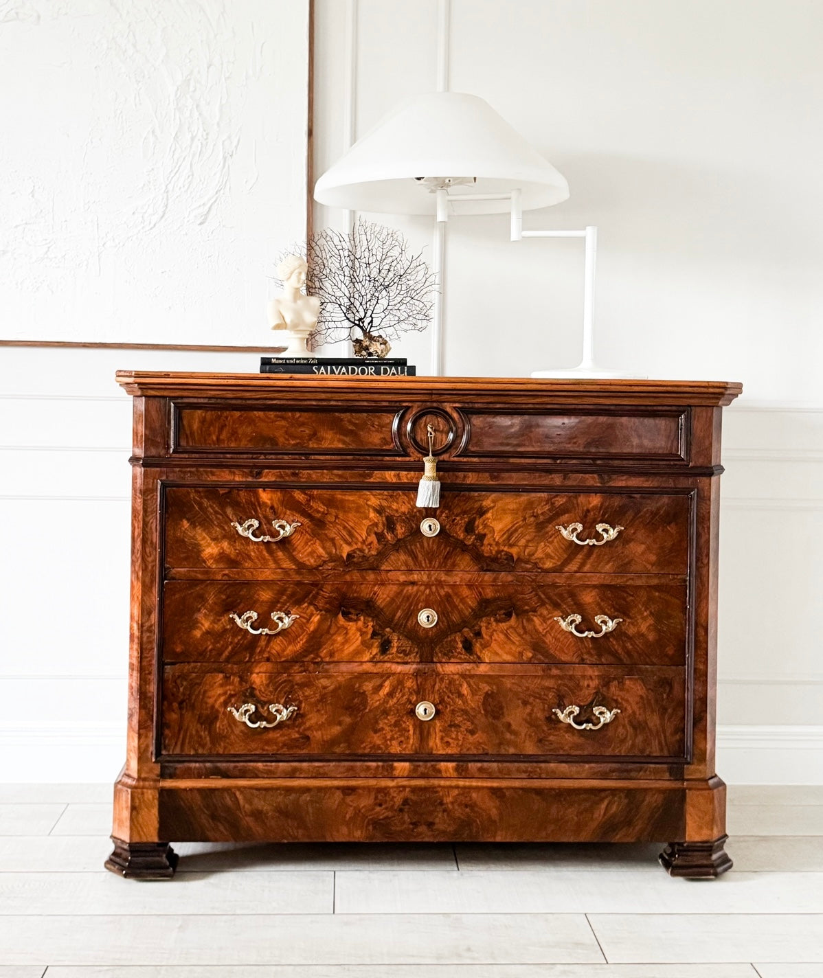 ELEGANT ANTIQUE FRENCH WALNUT COMMODE