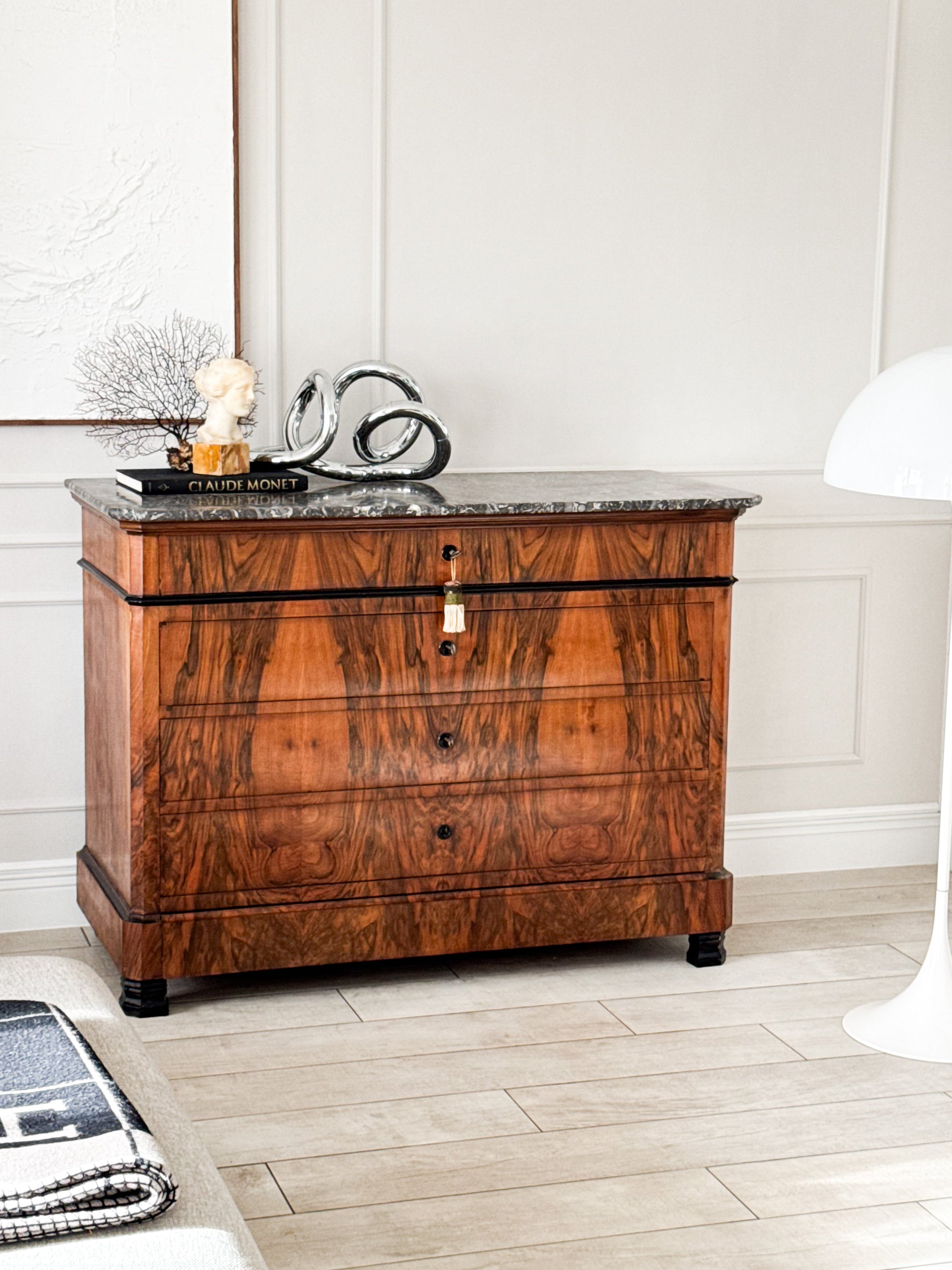 ANTIKE FRANZÖSISCHE KOMMODE AUS NUSSBAUM MIT MARMORPLATTE