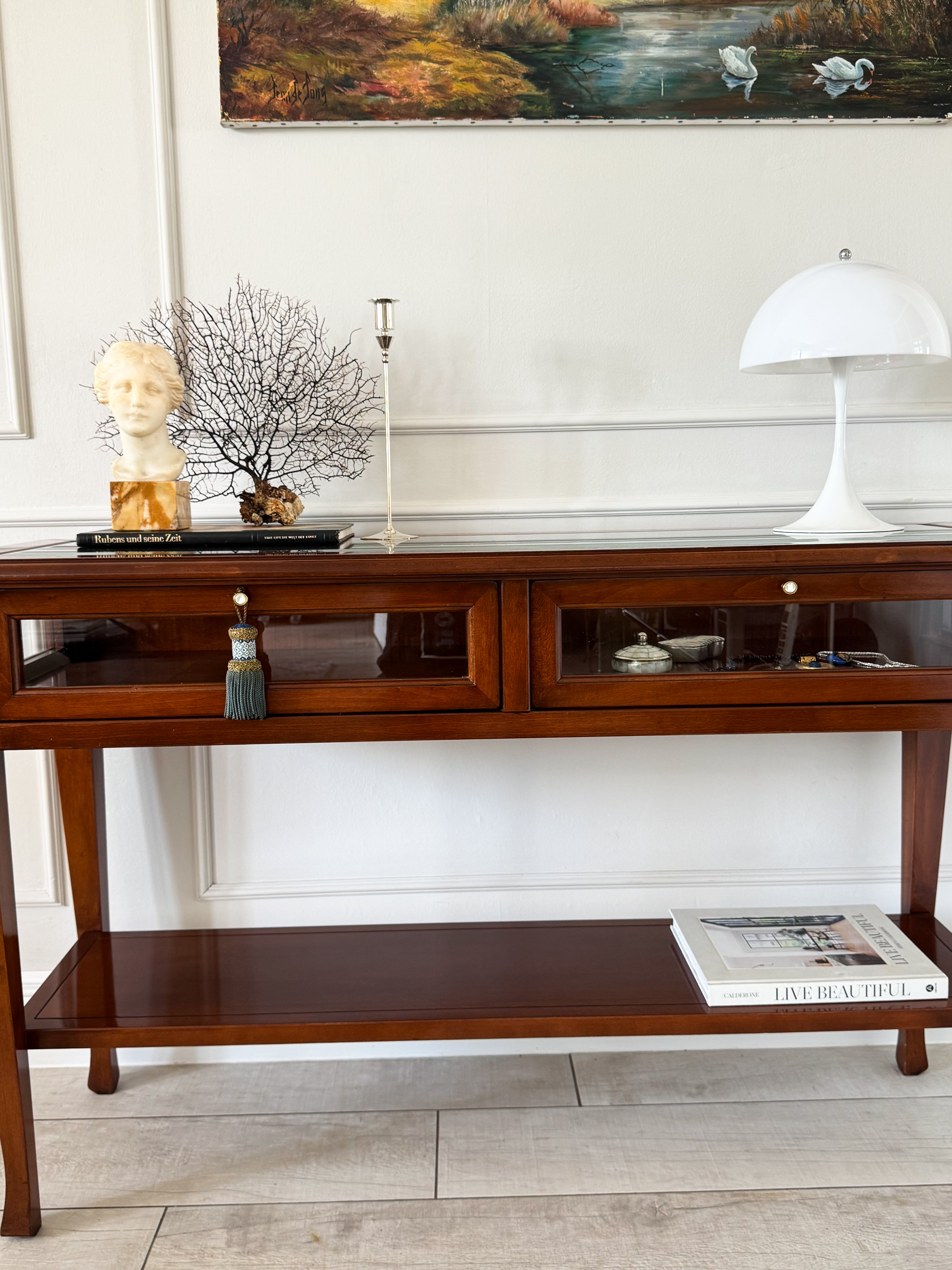 VINTAGE KONSOLENTISCH MIT VITRINE IN NUSSBAUM