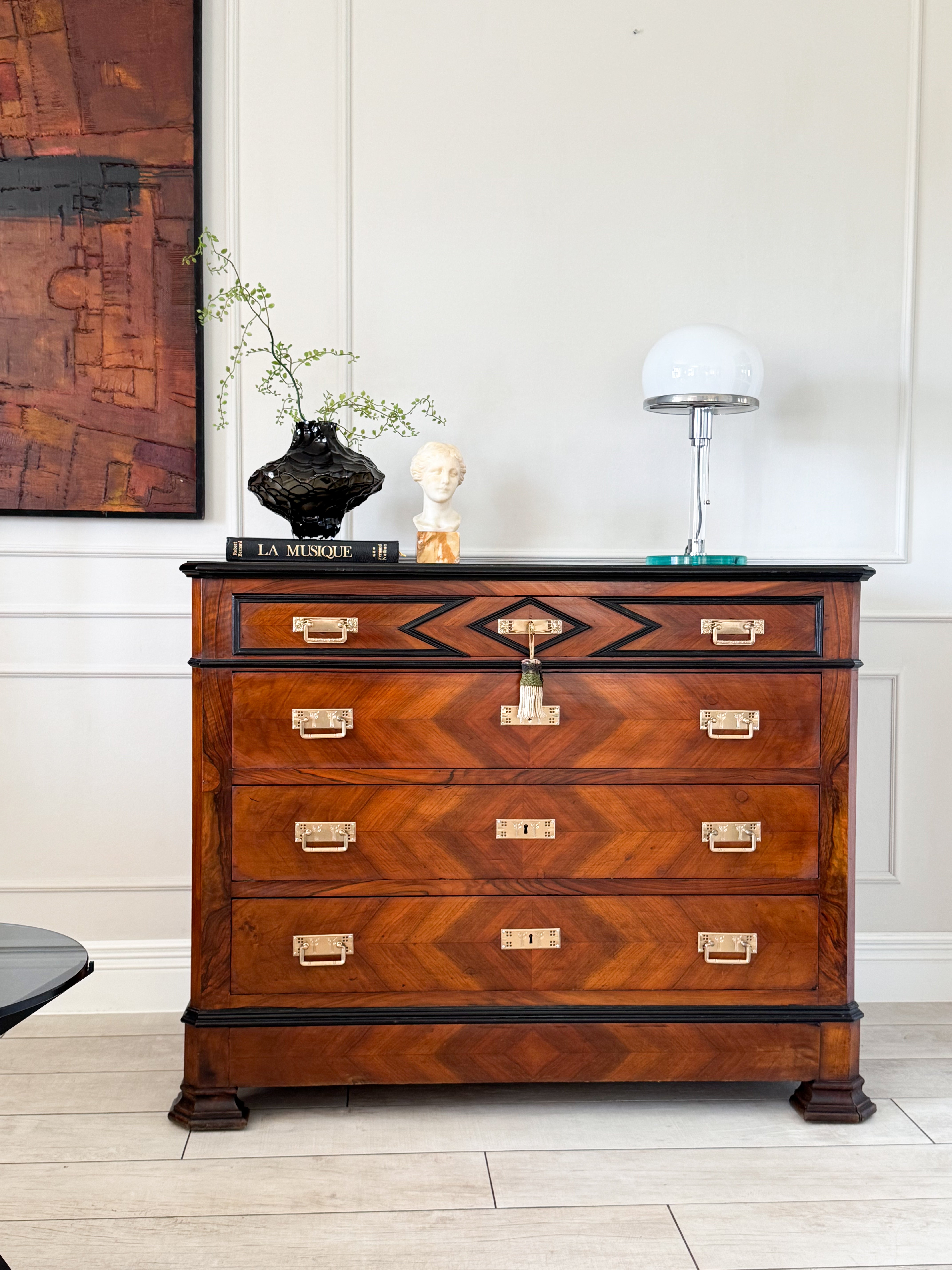 ELEGANTE FRANZÖSISCHE KOMMODE AUS NUSSBAUM