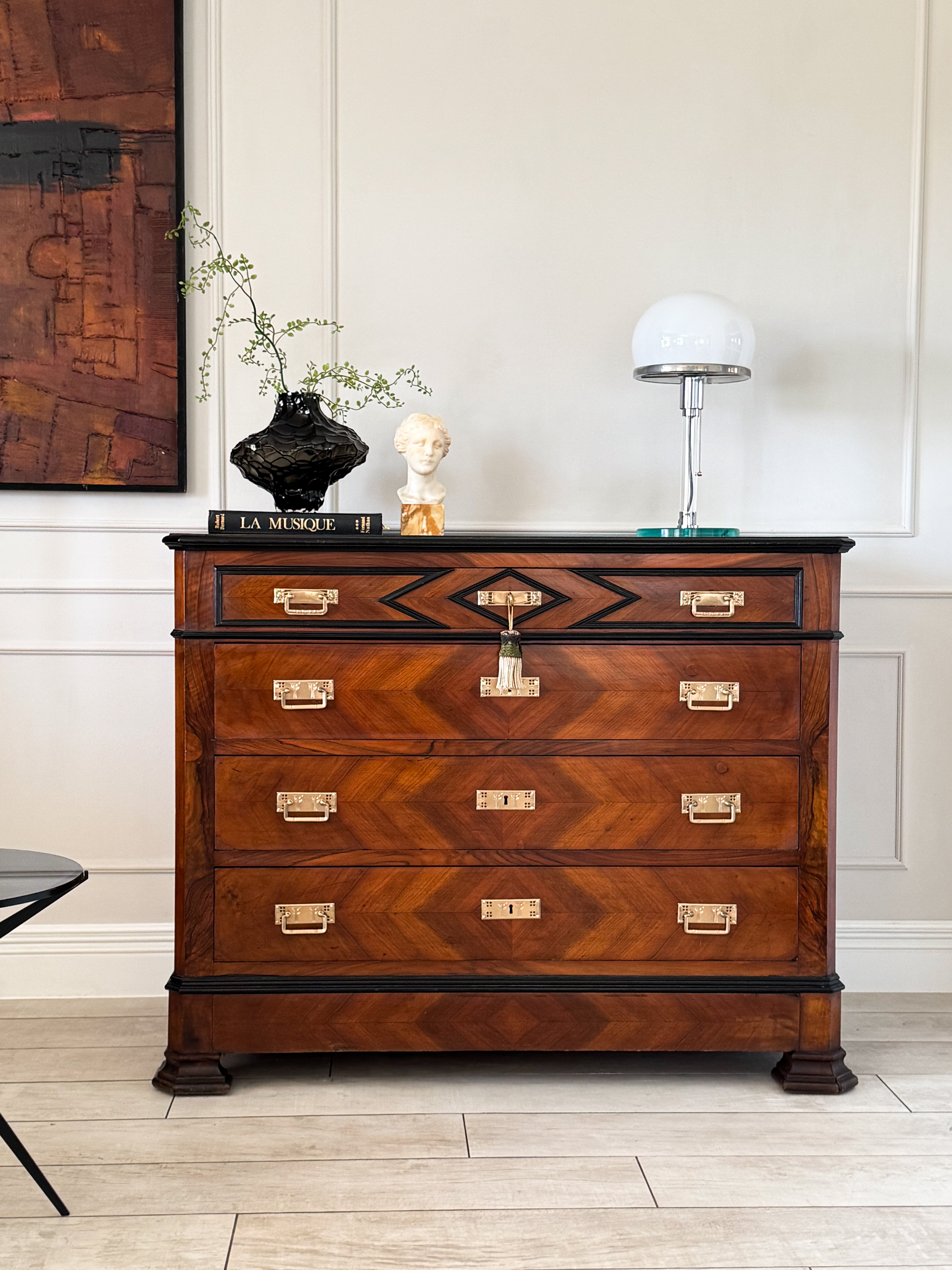 ELEGANTE FRANZÖSISCHE KOMMODE AUS NUSSBAUM