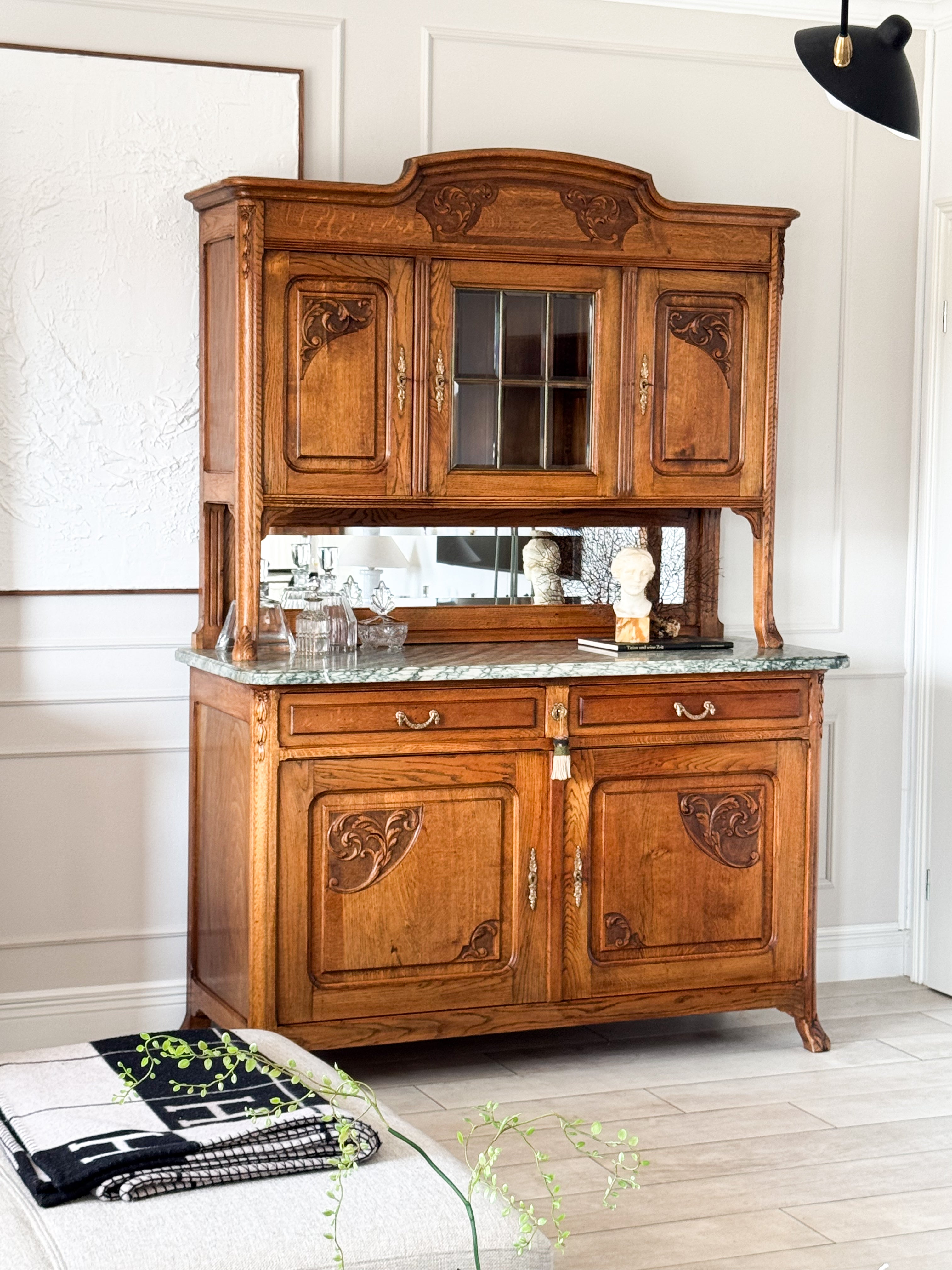 ANTIKER FRANZÖSISCHER BUFFETSCHRANK MIT MARMORPLATTE