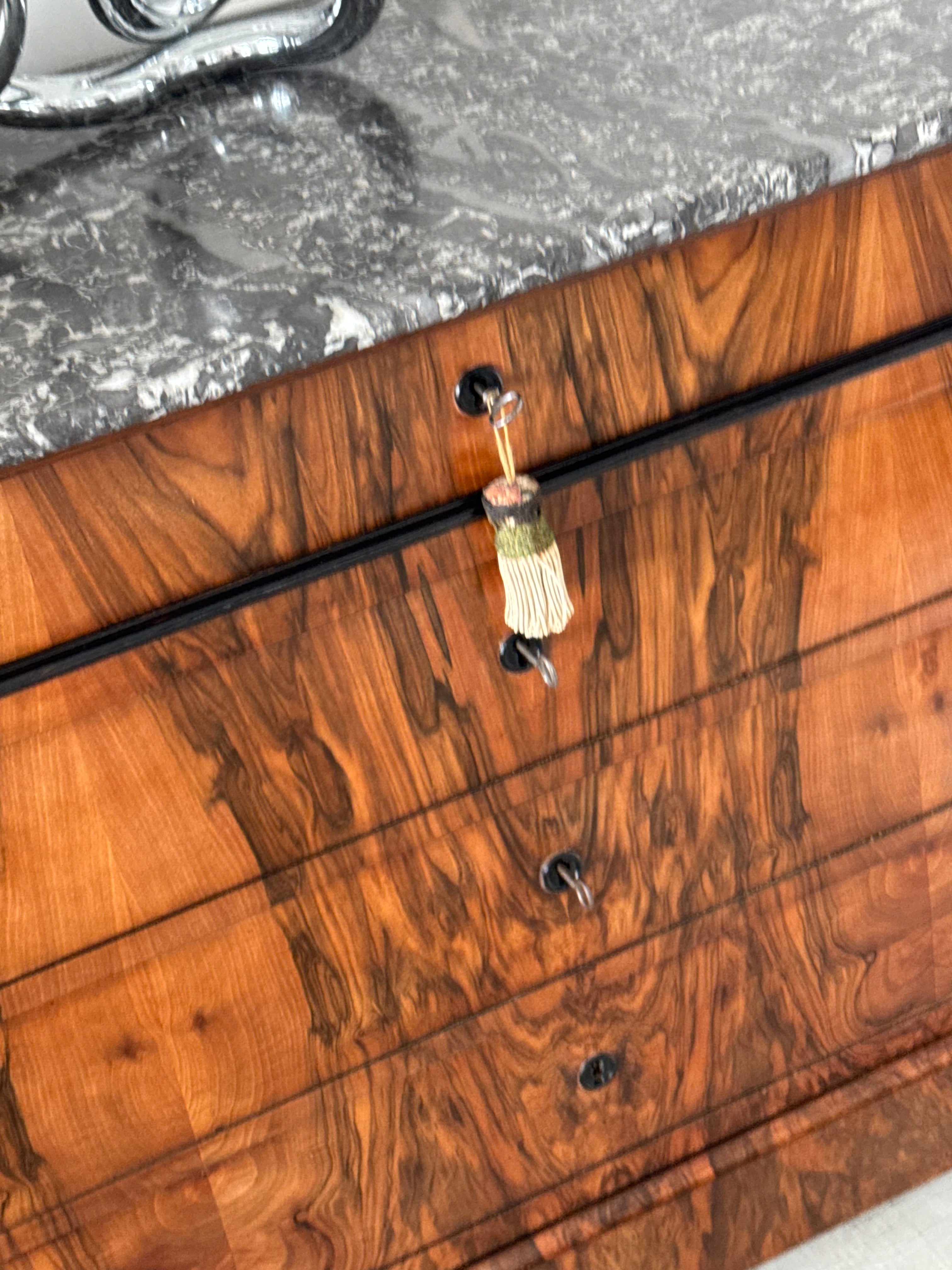 ANTIKE FRANZÖSISCHE KOMMODE AUS NUSSBAUM MIT MARMORPLATTE