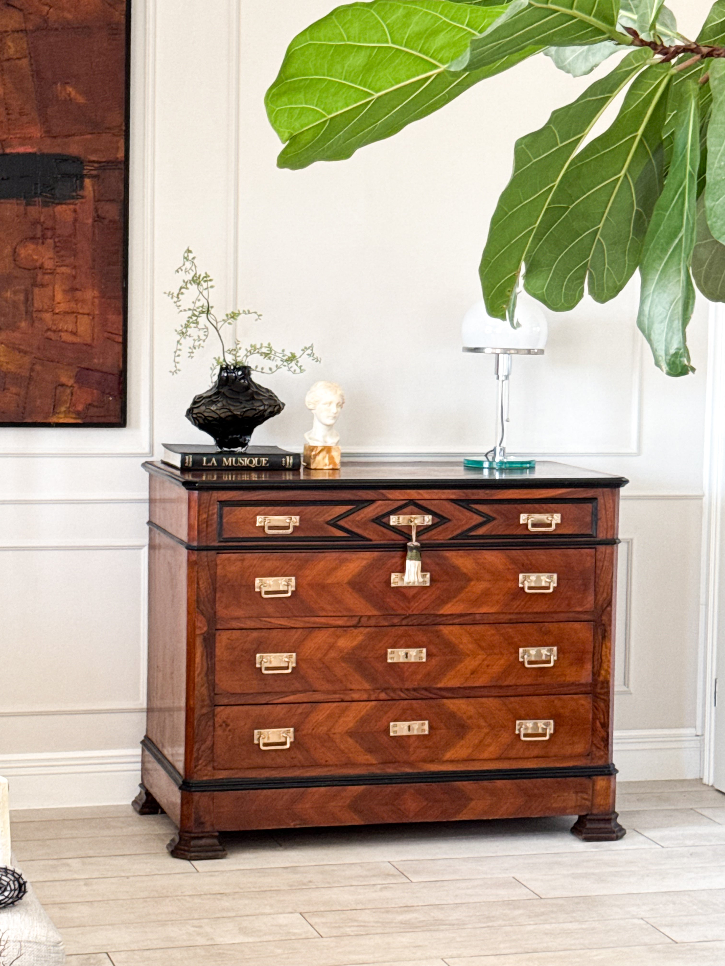 ELEGANTE FRANZÖSISCHE KOMMODE AUS NUSSBAUM