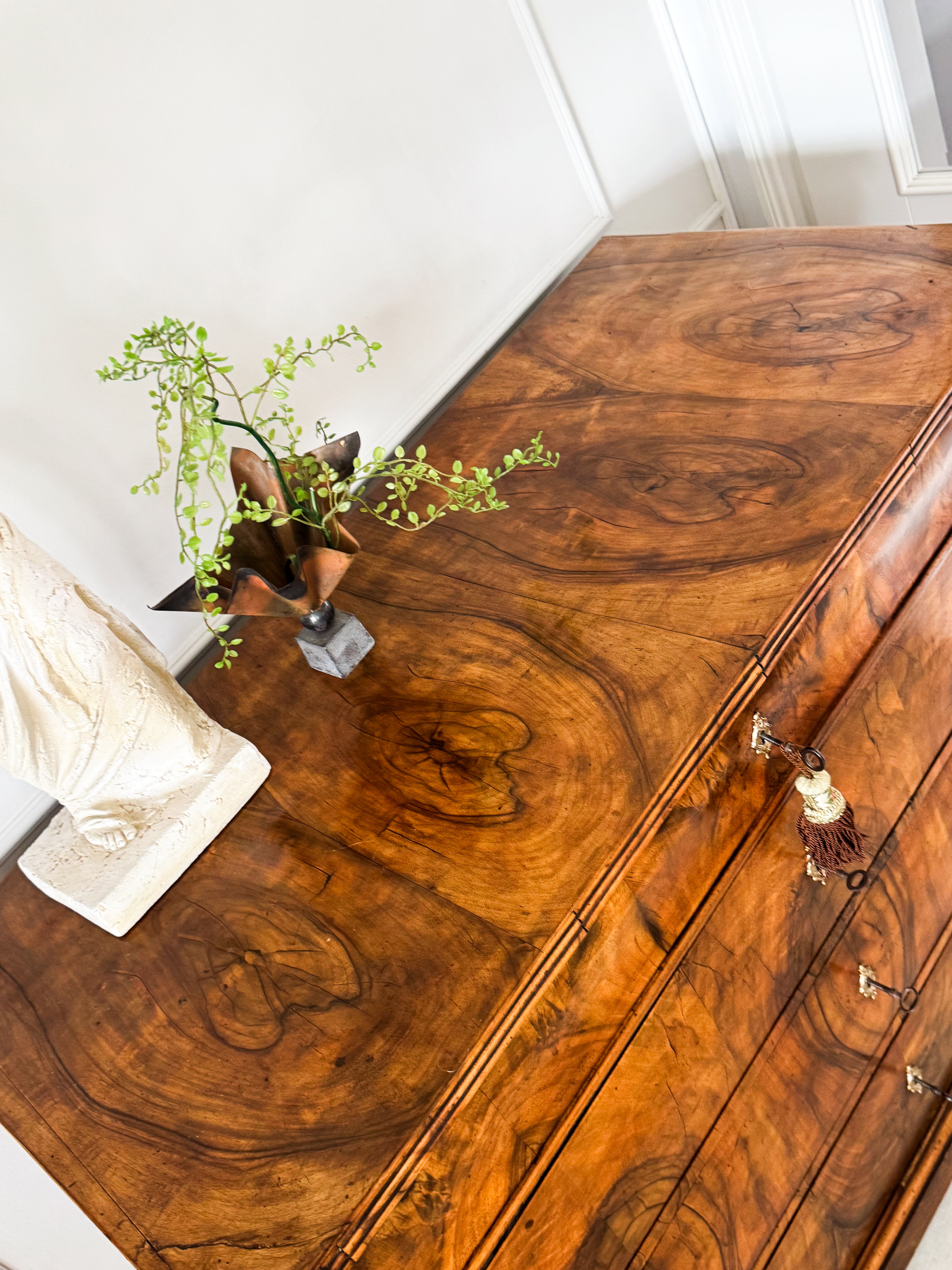 ANTIKE FRANZÖSISCHE KOMMODE AUS NUSSBAUM