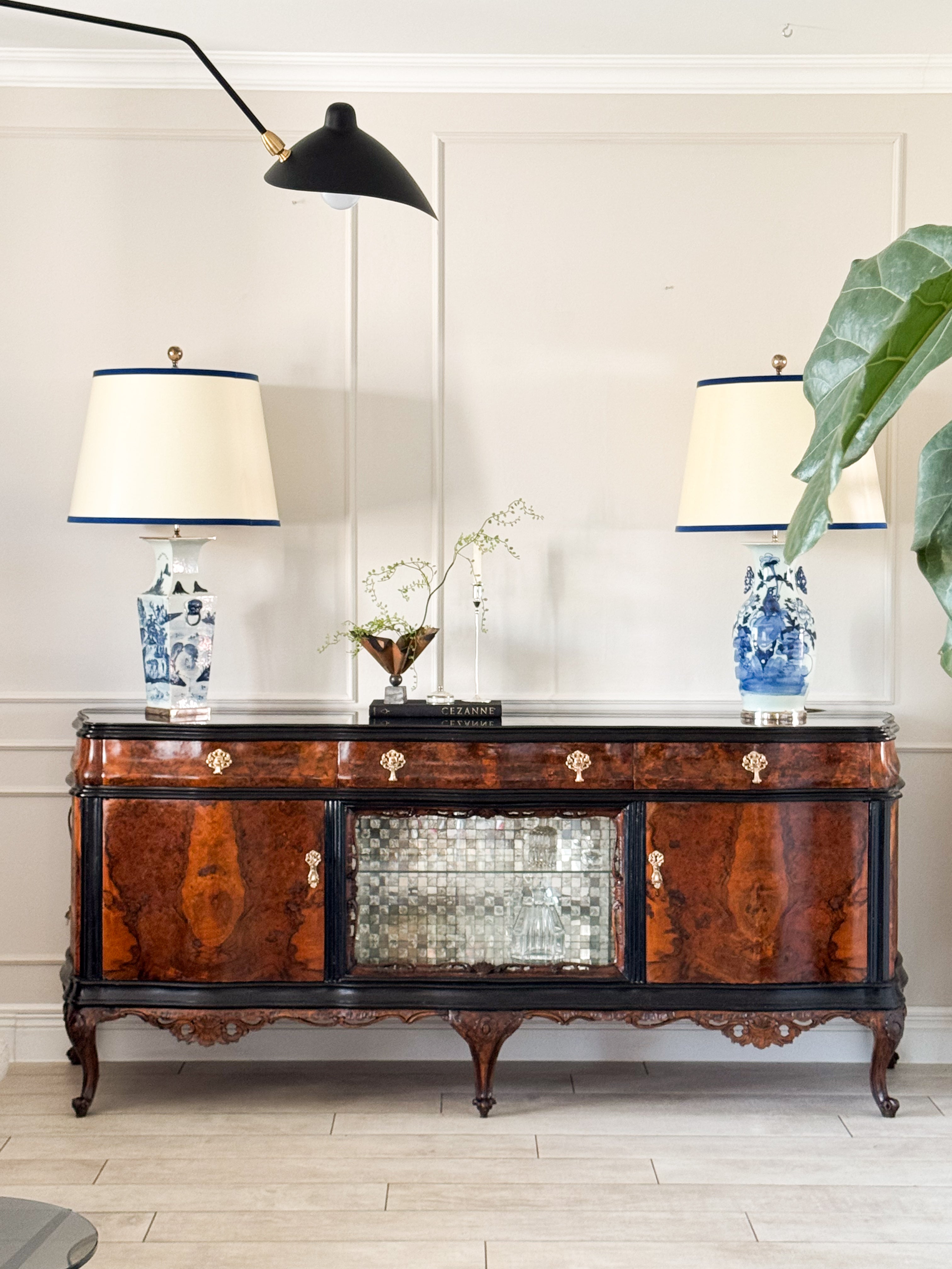 AUSGEFALLENES ANTIKES SIDEBOARD MIT BAR