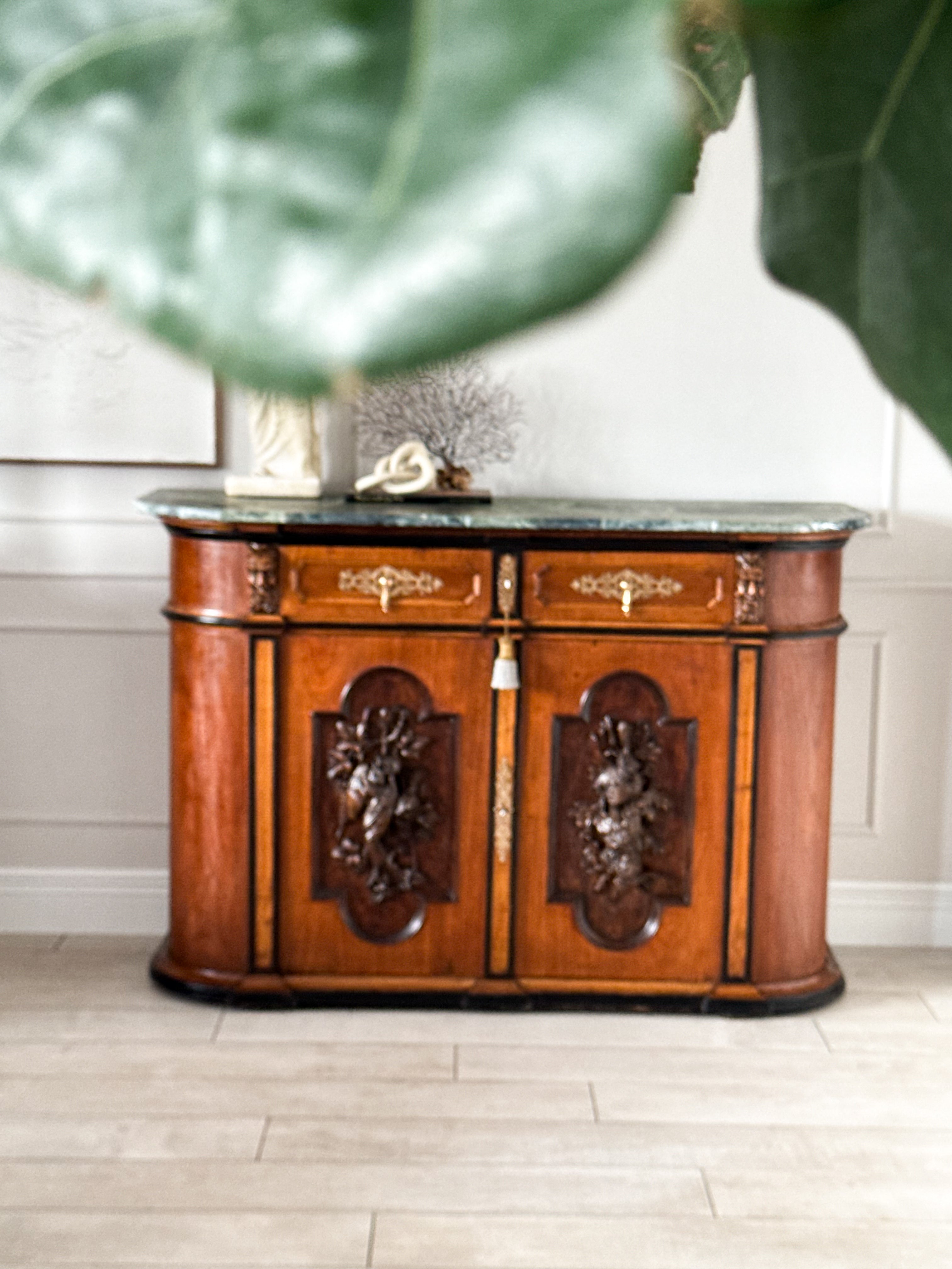 AUSGEFALLENE ANTIKE ANRICHTE MIT MARMORPLATTE