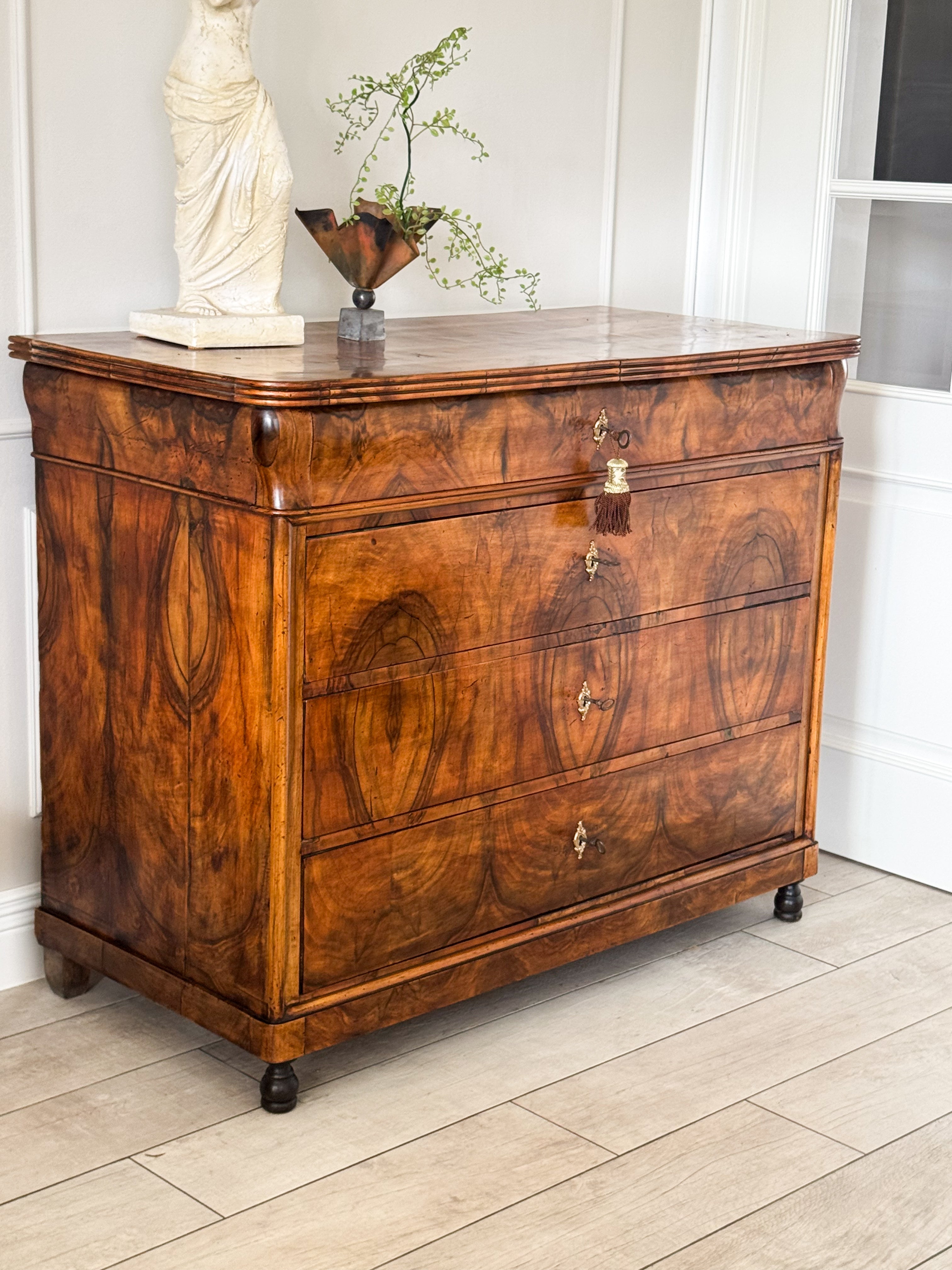 ANTIKE FRANZÖSISCHE KOMMODE AUS NUSSBAUM