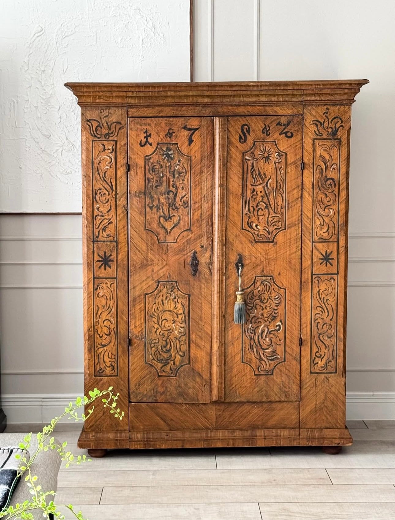 ANTIKER BAUERNSCHRANK AUS DER BAROCKZEIT HANDBEMALT 1782