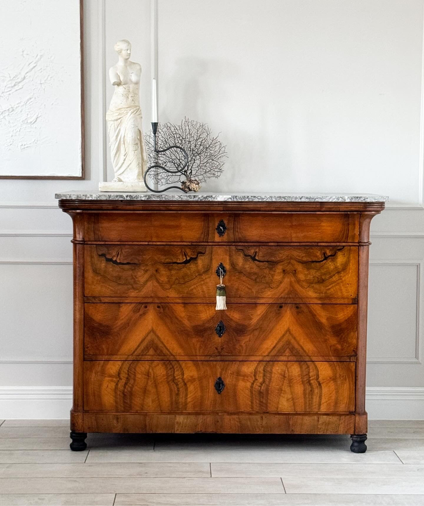 ANTIKE BIEDERMEIER KOMMODE MIT MARMORPLATTE NUSSBAUM SCHÖNE MASERUNG