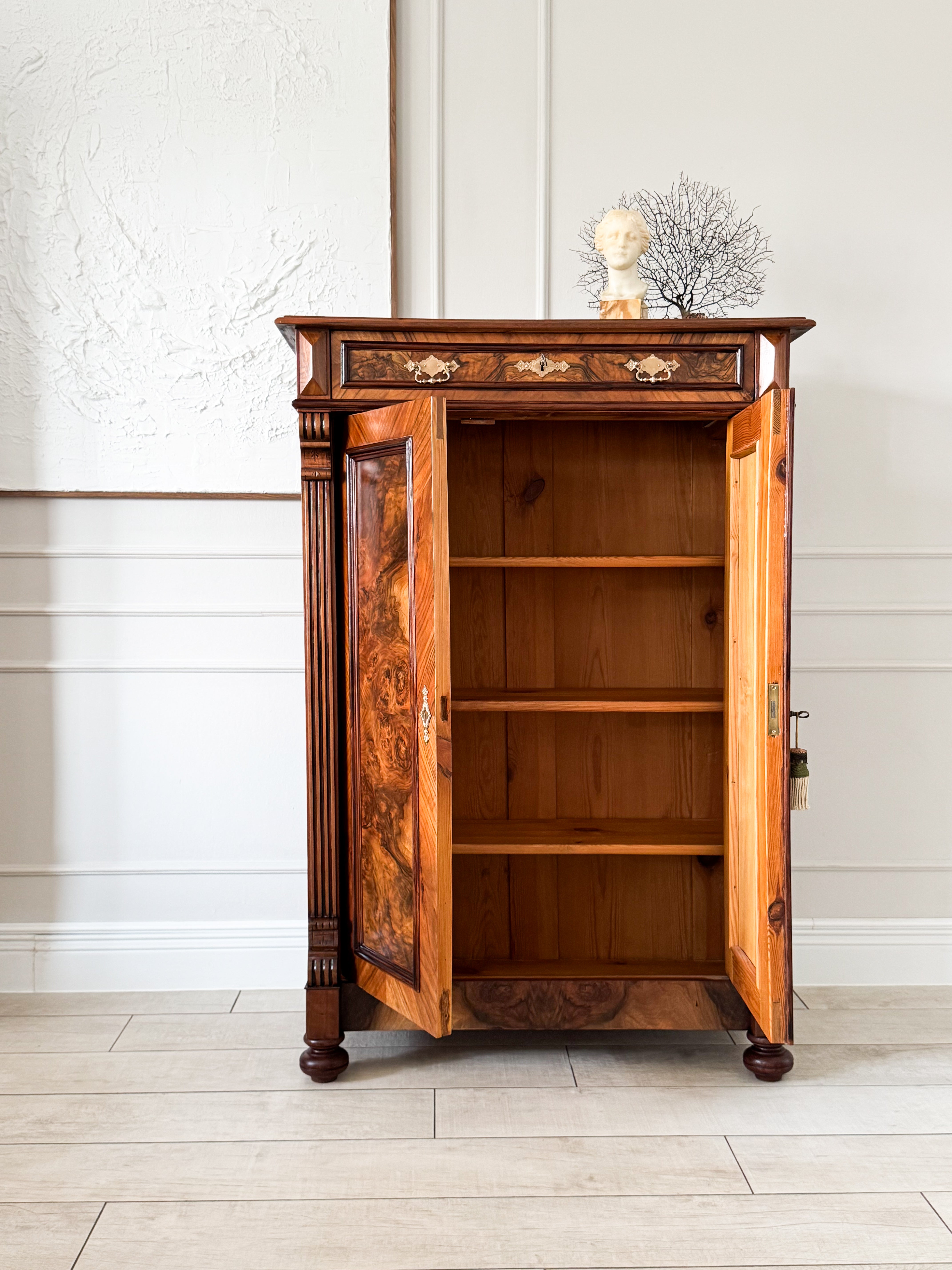 ANTIKER GRÜNDERZEIT VERTIKOSCHRANK IN NUSSBAUM