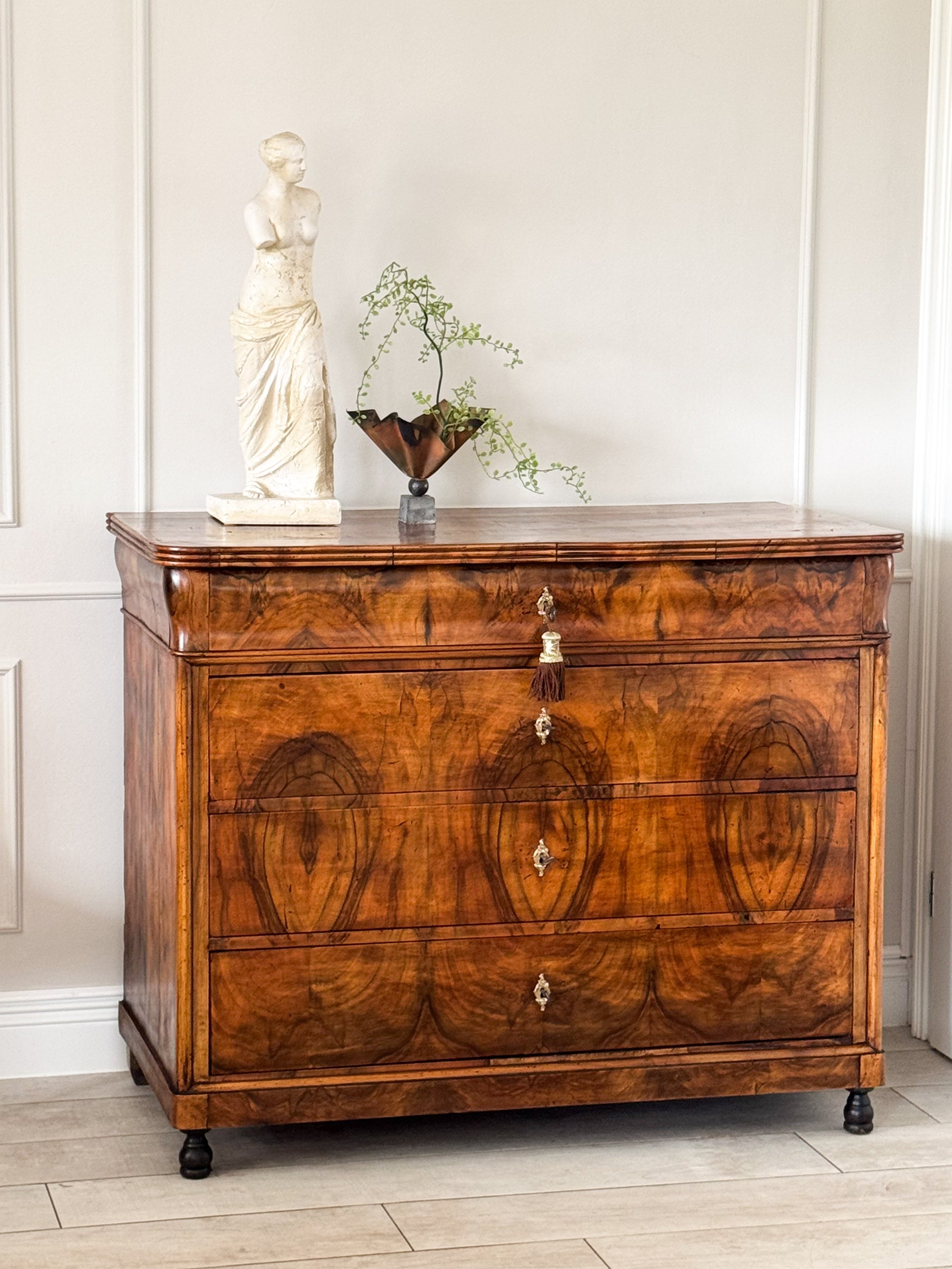 ANTIKE FRANZÖSISCHE KOMMODE AUS NUSSBAUM