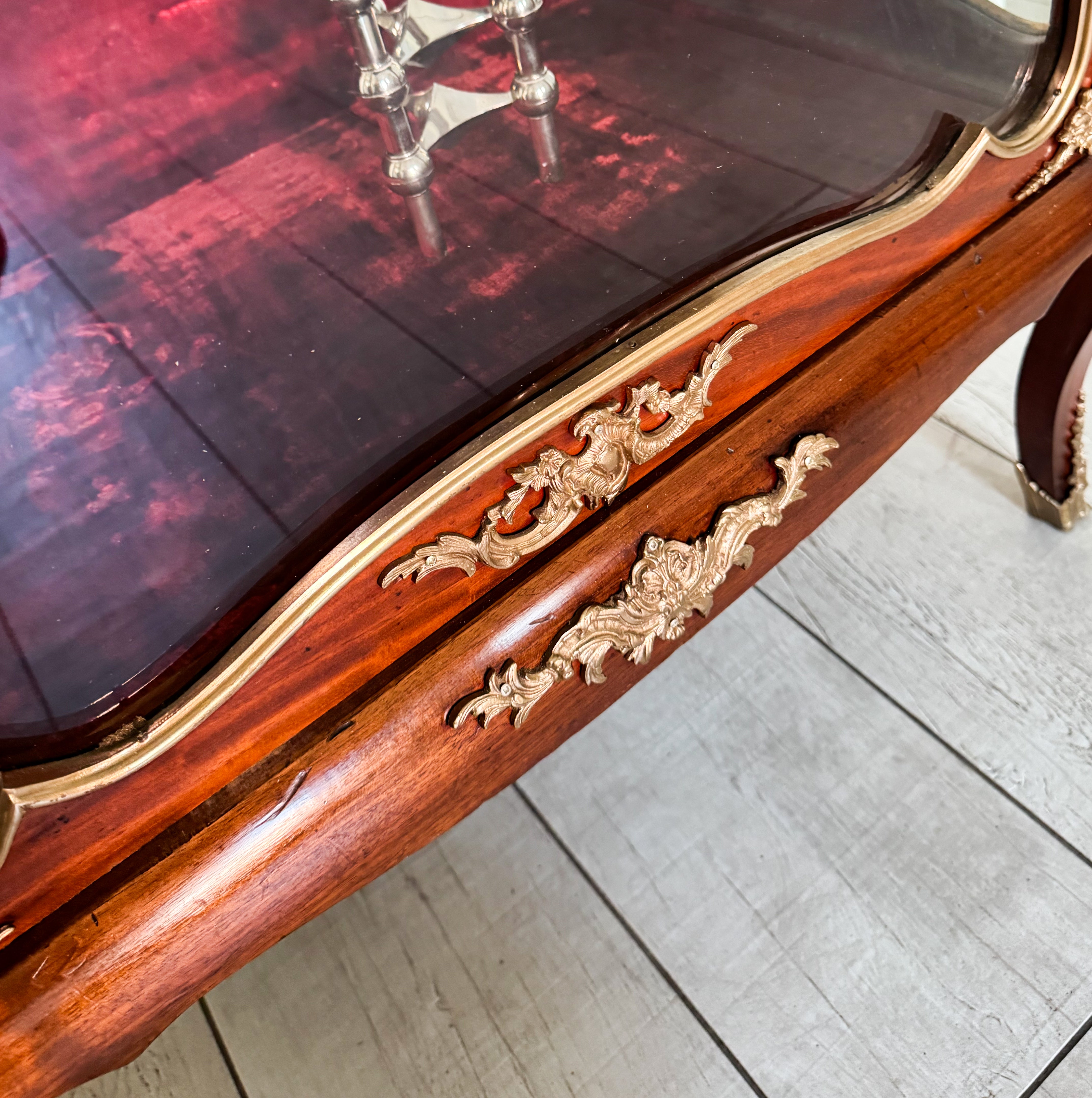 ANTIKER FRANZÖSISCHER VITRINENSCHRANK MIT MARMORPLATTE