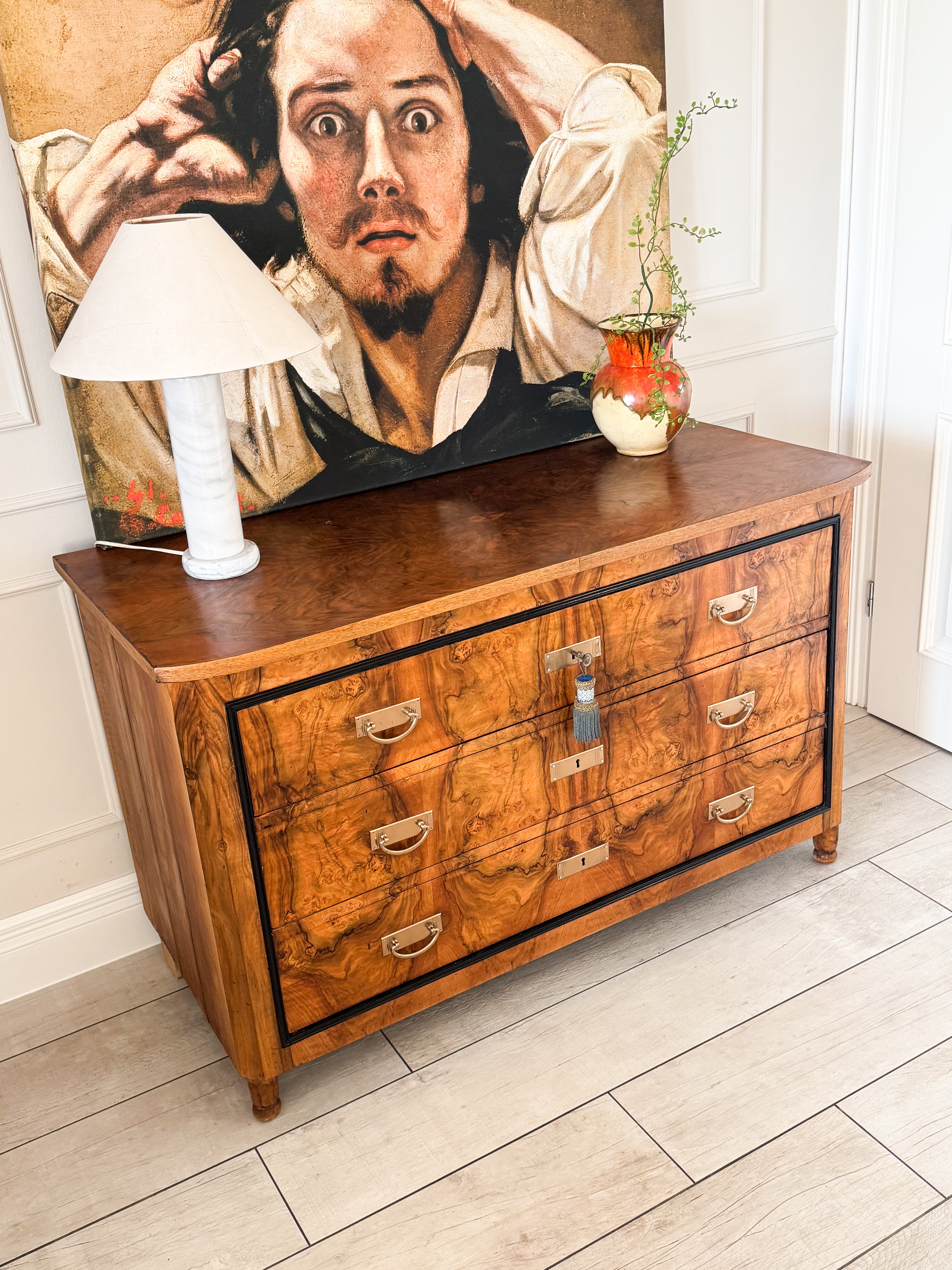 ANTIKE FRANZÖSISCHE KOMMODE AUS NUSSBAUM