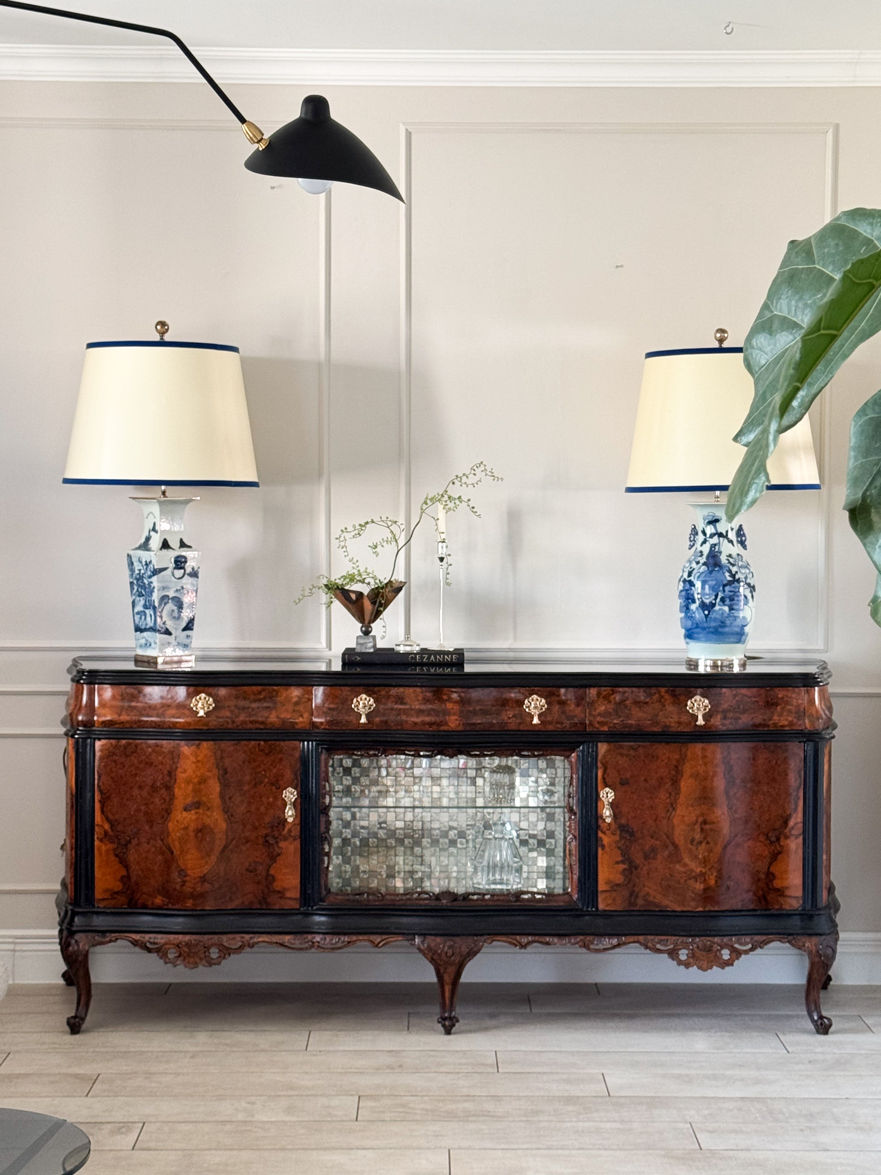 AUSGEFALLENES ANTIKES SIDEBOARD MIT BAR