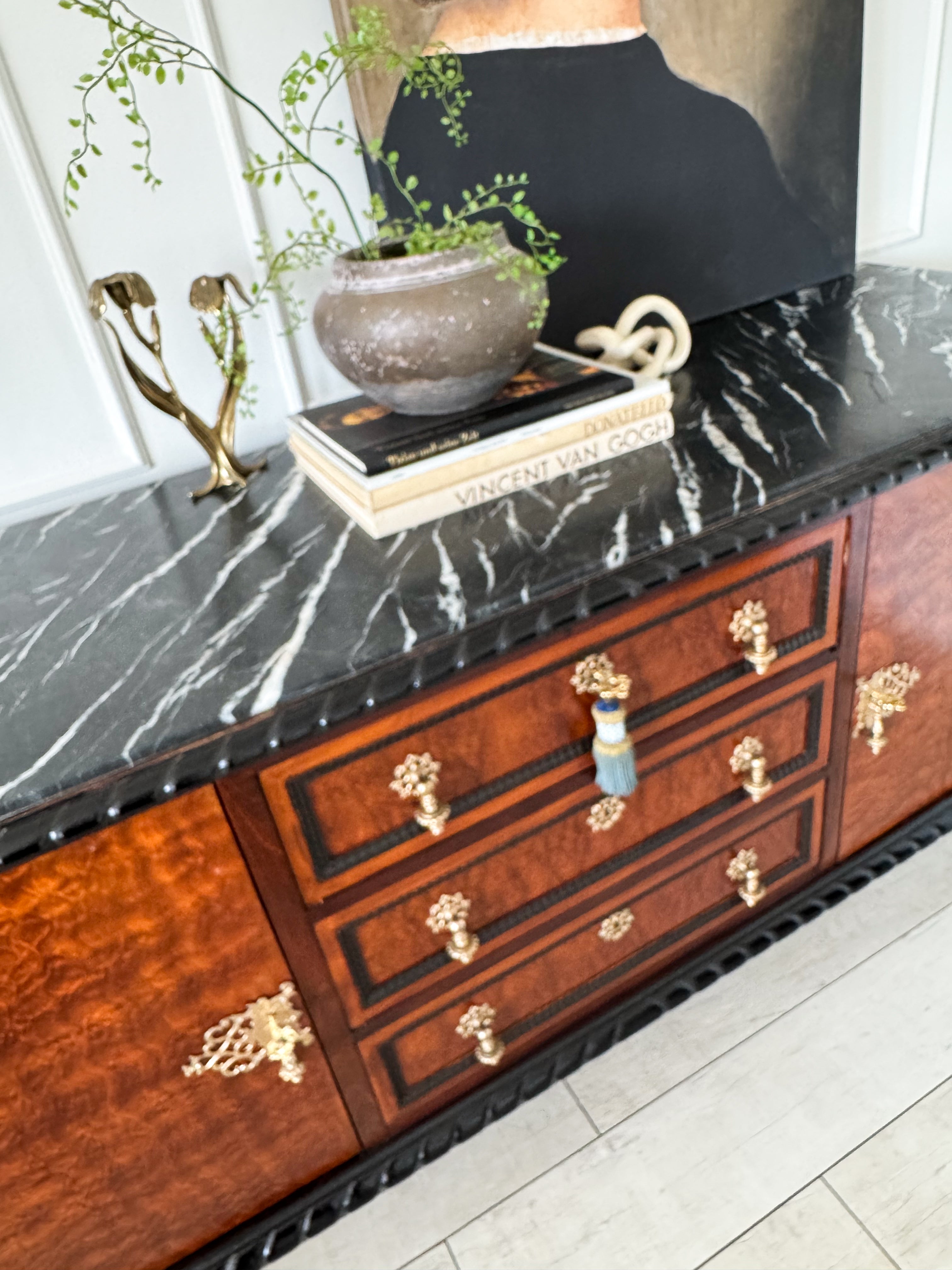 AUSGEFALLENES ANTIKES SIDEBOARD MIT MARMORPLATTE
