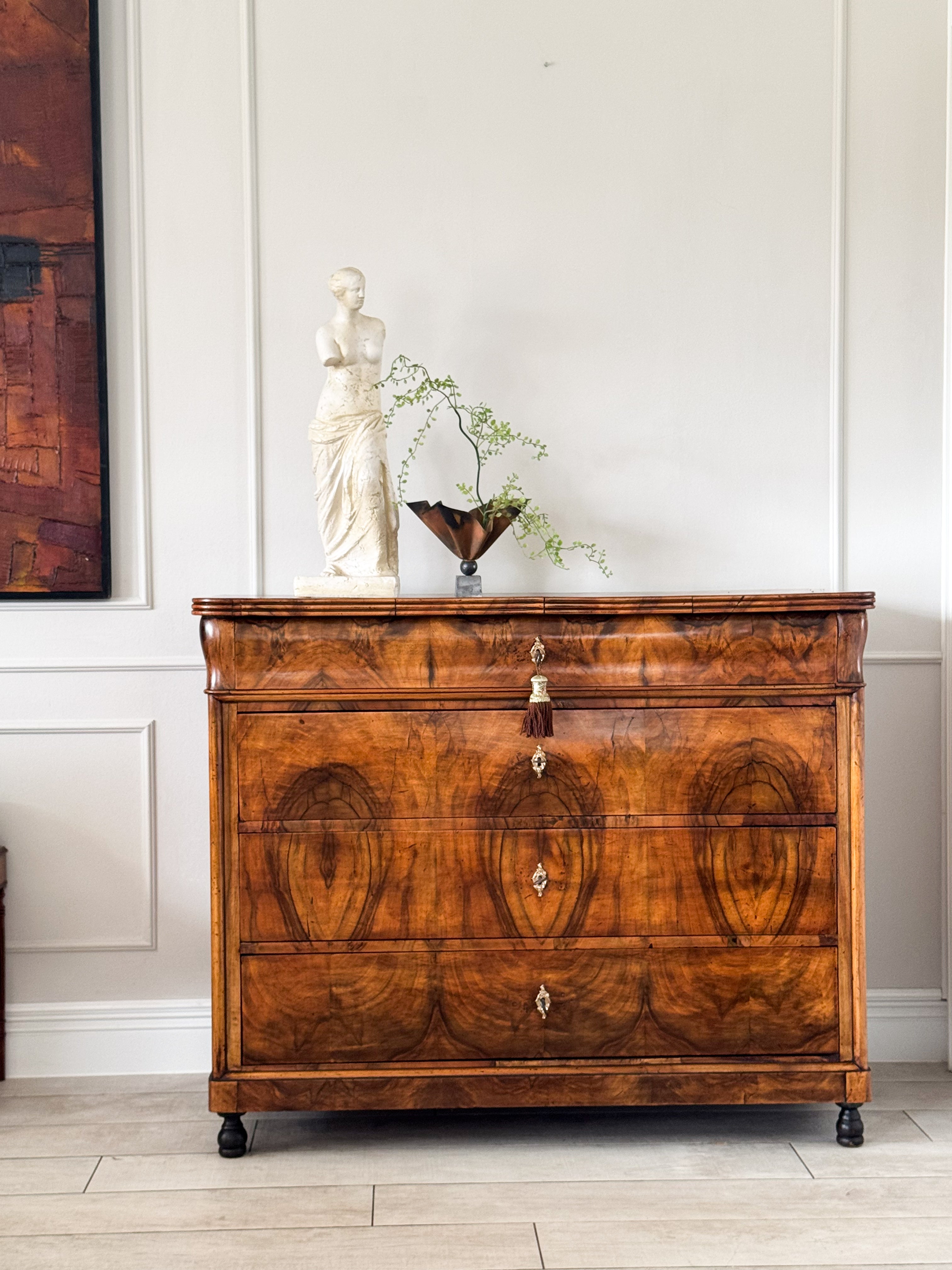 ANTIKE FRANZÖSISCHE KOMMODE AUS NUSSBAUM