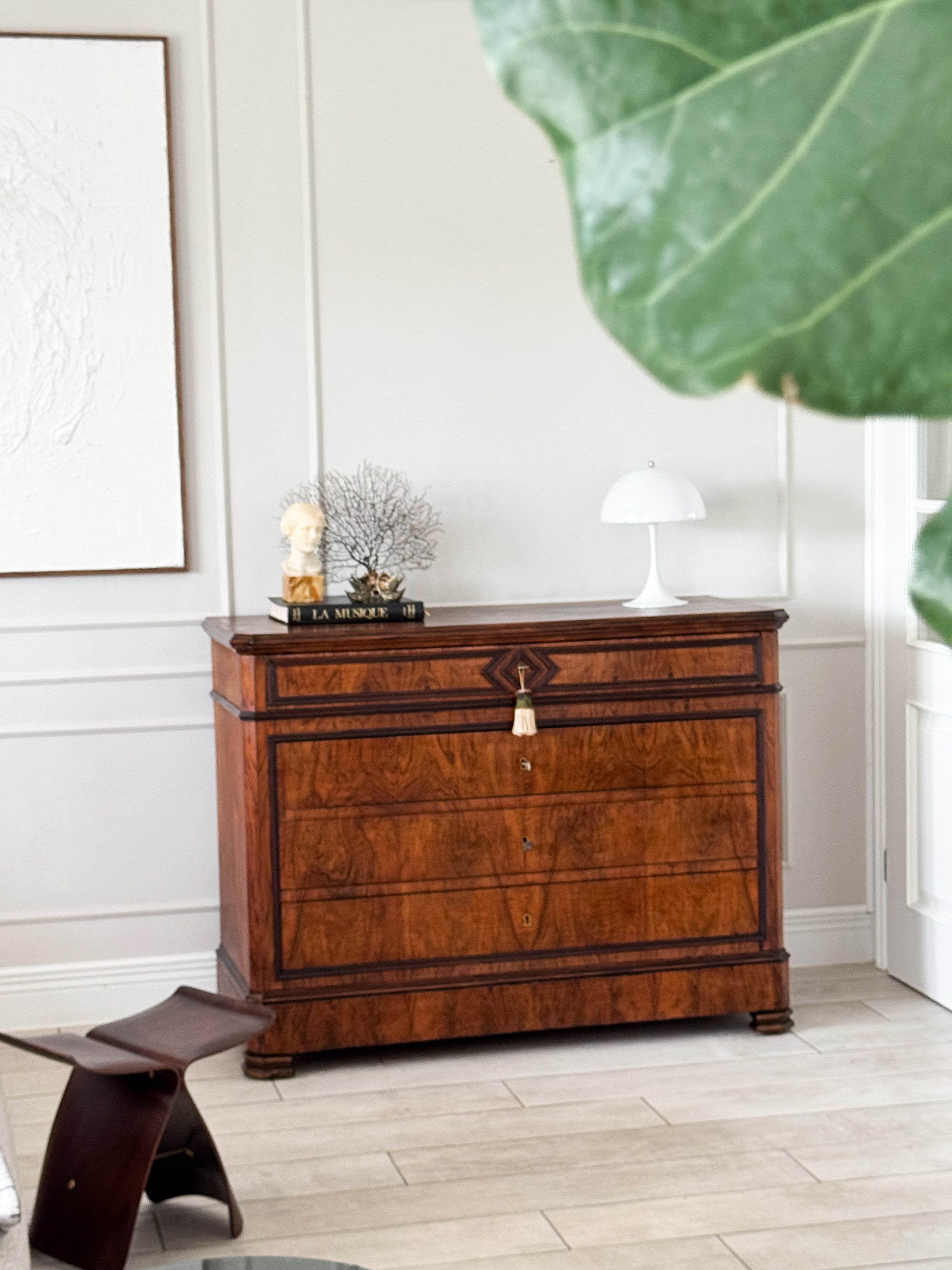 ELEGANTE FRANZÖSISCHE KOMMODE AUS NUSSBAUM