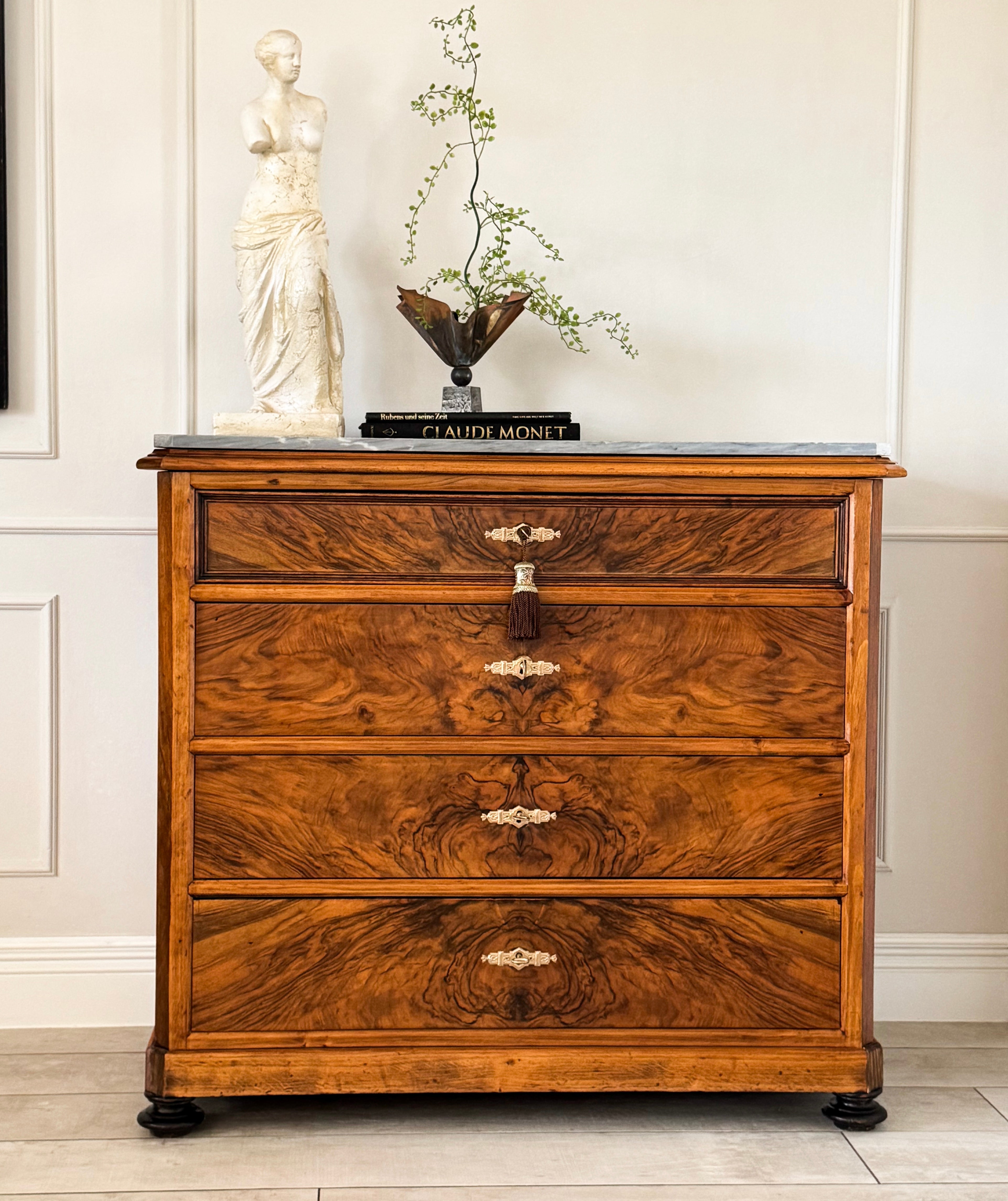 HÜBSCHE ANTIKE KOMMODE MIT MARMORPLATTE